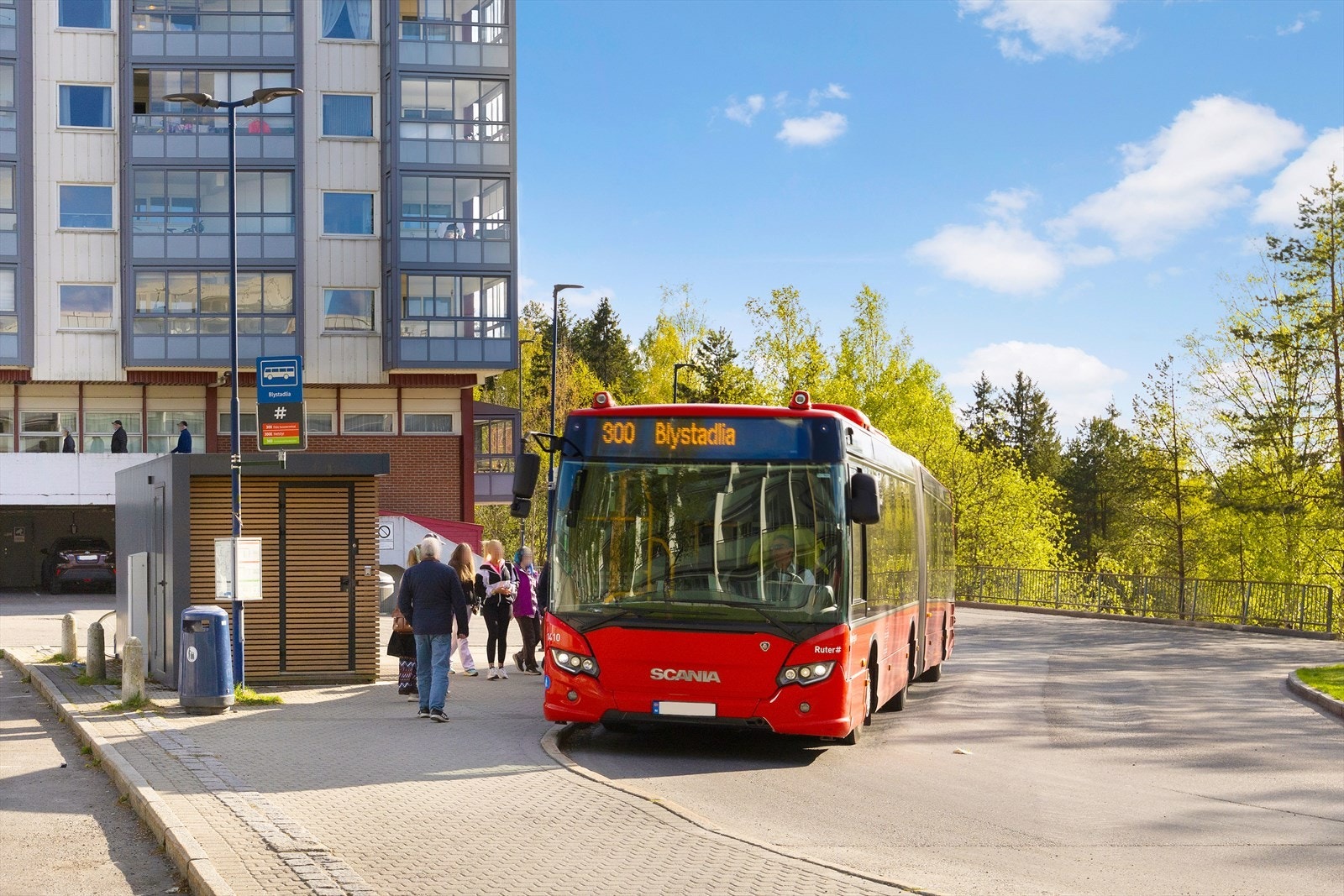 Det er kort gangavstand til bussforbindelser. Nærmeste busstopp ligger ca. 300 meter fra leiligheten. Herfra går linjene 300, 300E, 360. Galleribilde