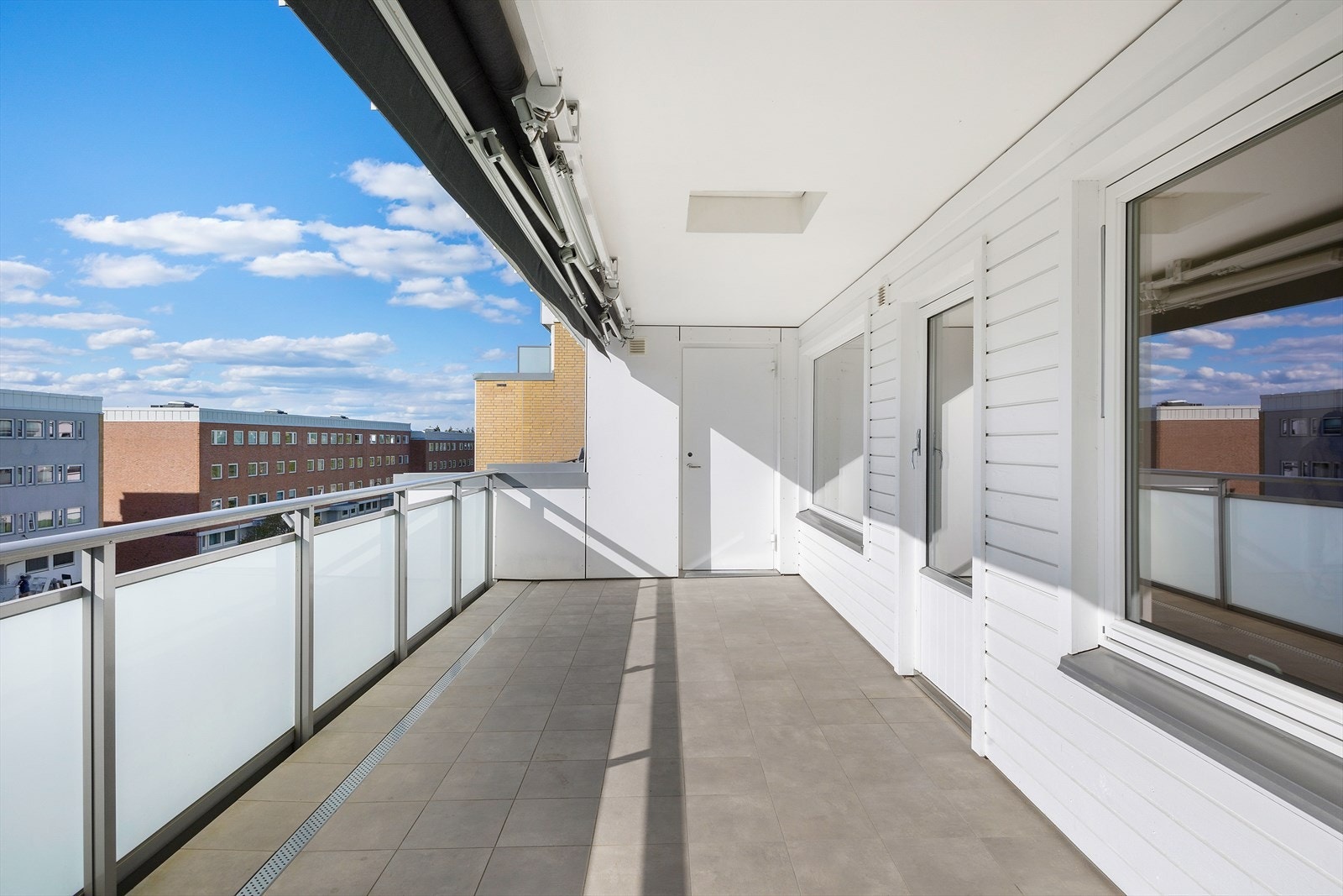 Fra stuen er det utgang til stor vest-/nordvestvendt terrasse på ca. 18,5 m² med flott utsikt og gode solforhold. Praktisk utebod på terrassen. Galleribilde