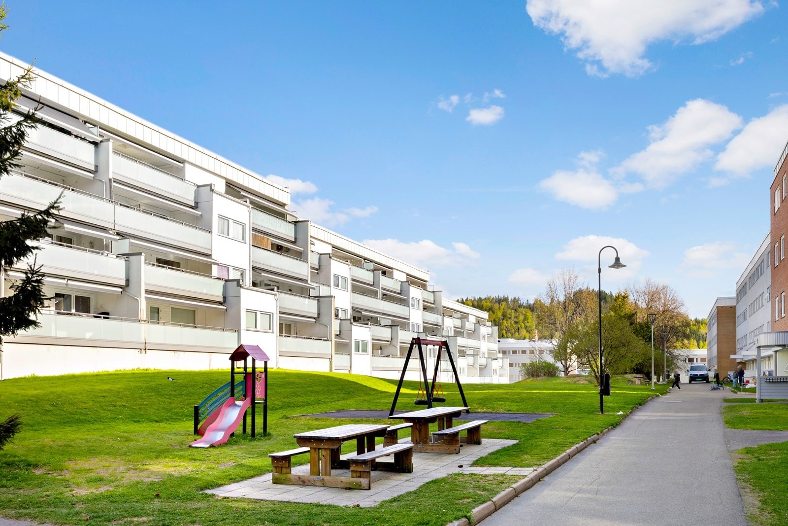 Leiligheten ligger meget fint til i 4. etasje med gode lys- og solforhold. Leiligheten er gjennomgående med fin utsikt fra begge sider. Galleribilde