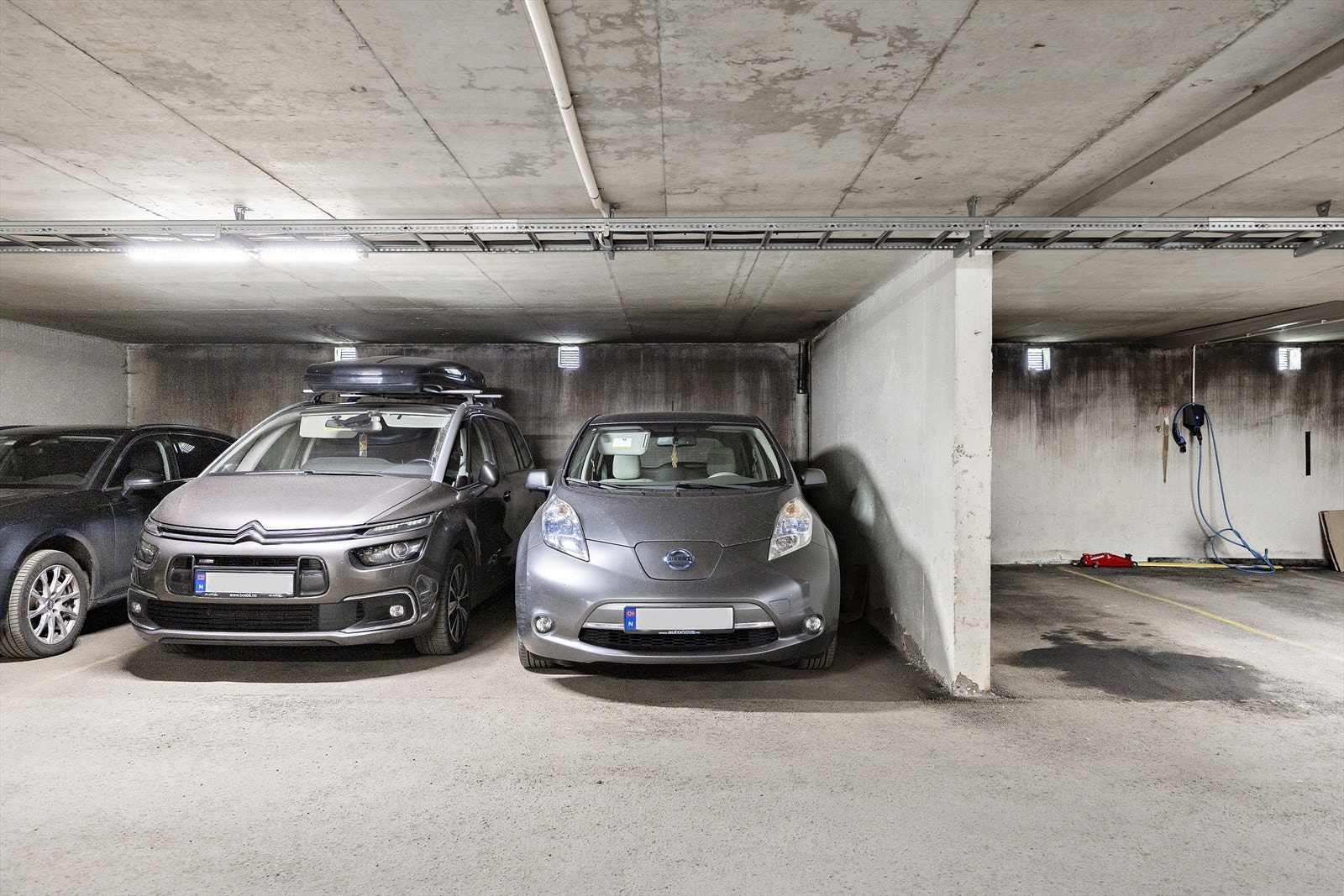 Med leiligheten følger fast parkeringsplass. Det er mulig å koble til elbillader. Galleribilde