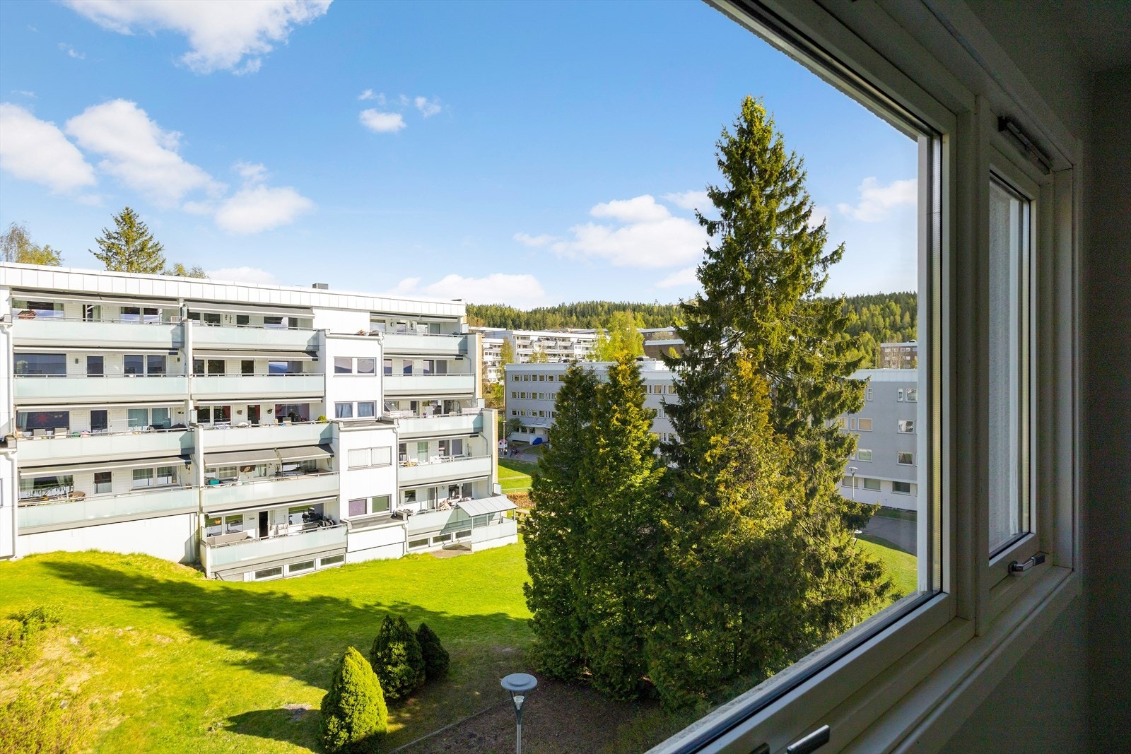 Frodig og pent opparbeidet område utenfor soveromsvinduene. Galleribilde