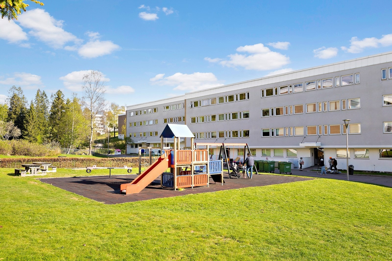 Området er perfekt for barnefamilier med store grønne sletter og fine lekeapparater. Galleribilde