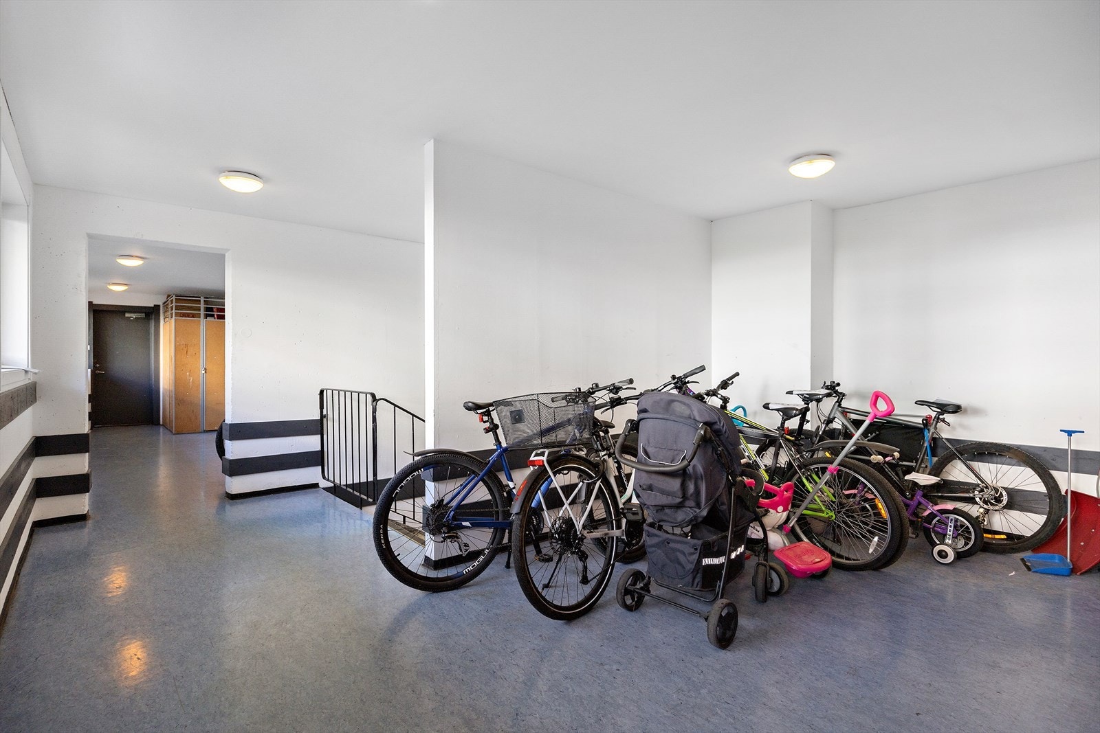 Store oppganger og avsatt plass til sykkelparkering. Galleribilde