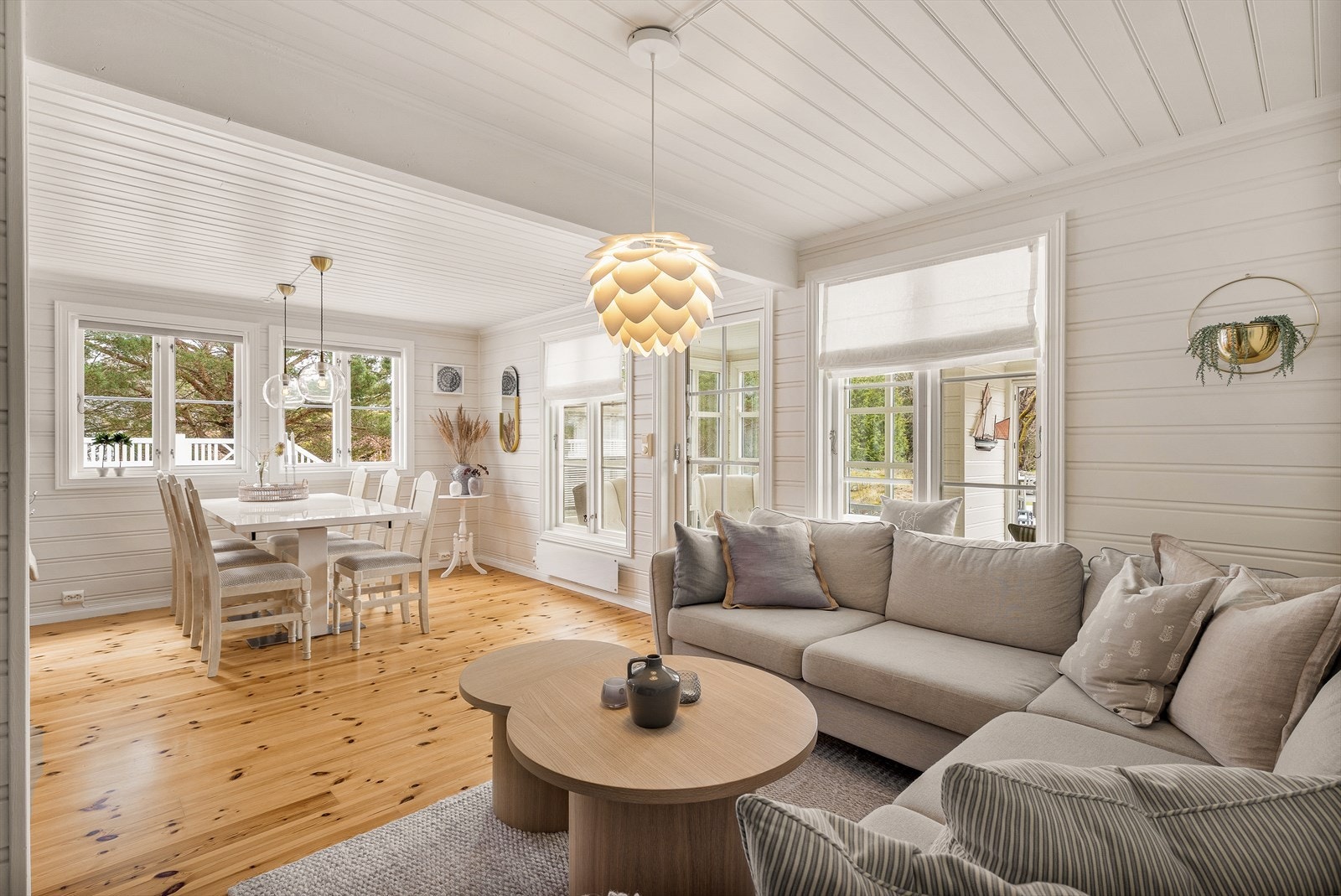 Den åpne sonen gir god plass til både sofagruppe og spisebord. Galleribilde