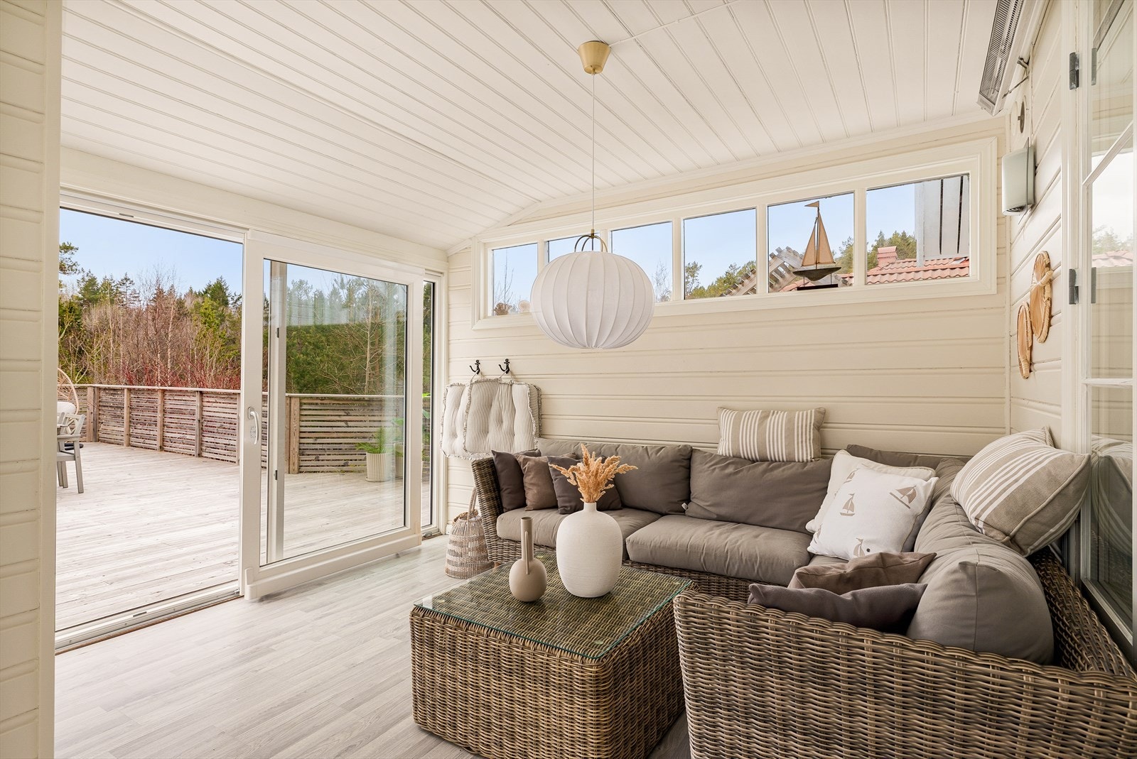 Fra hagestuen er det skyvedør i PVC ut til den store treterrassen. Galleribilde