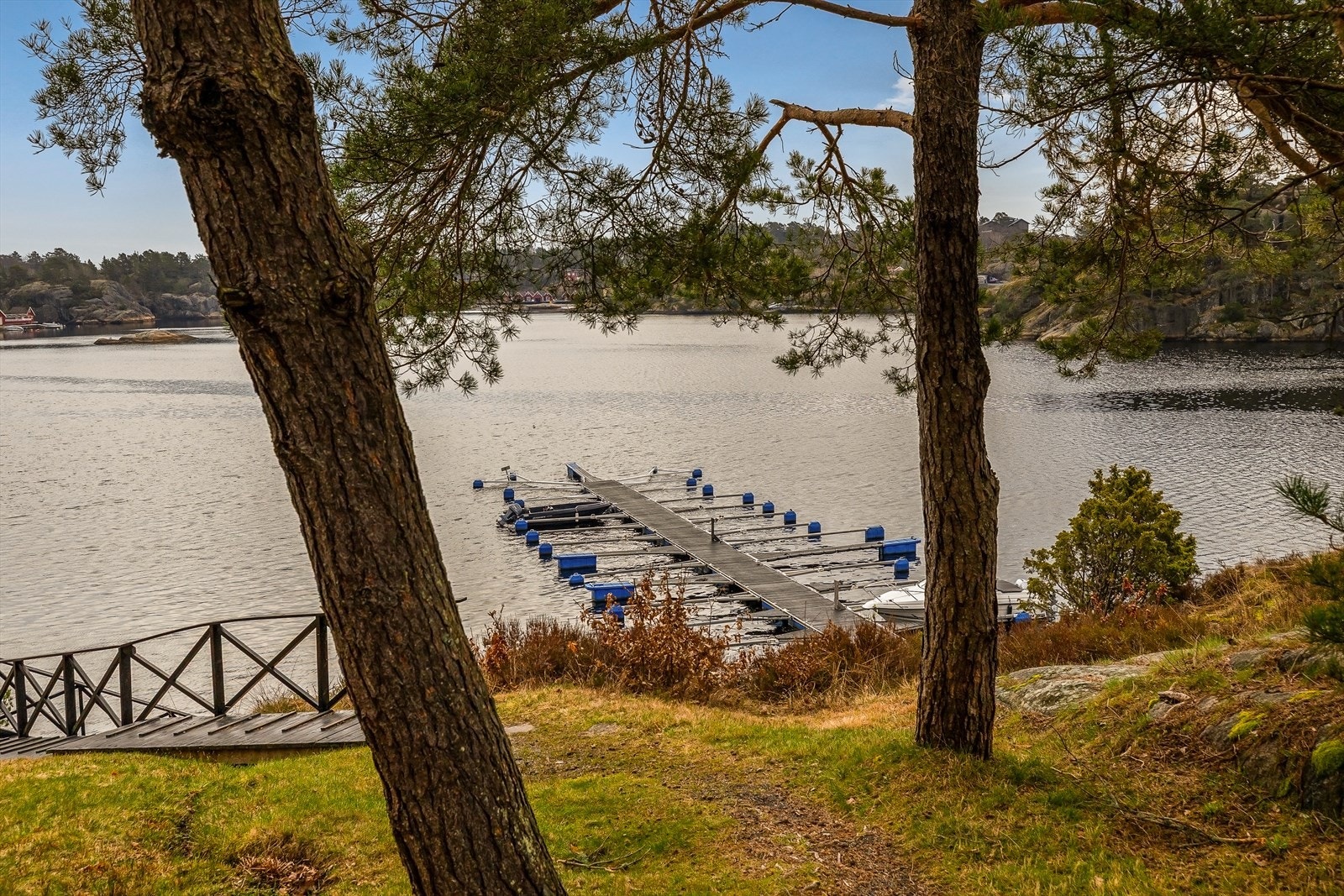 Fra eiendommen er det lett adkomst ned til fellesområdene ved sjøen. Galleribilde
