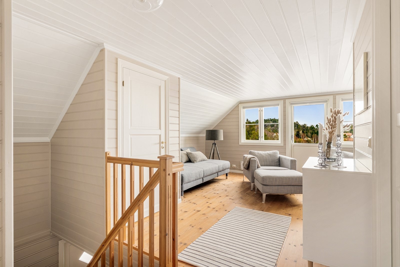 Trappen leder opp til en hyggelig loftstue. Galleribilde