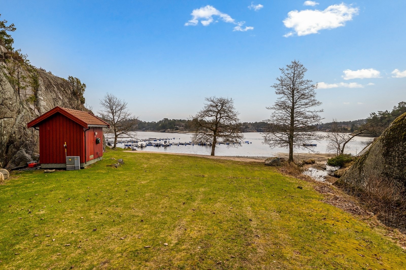 Nærområdet byr på fellesområder med strandlinje og båtbrygger. Galleribilde