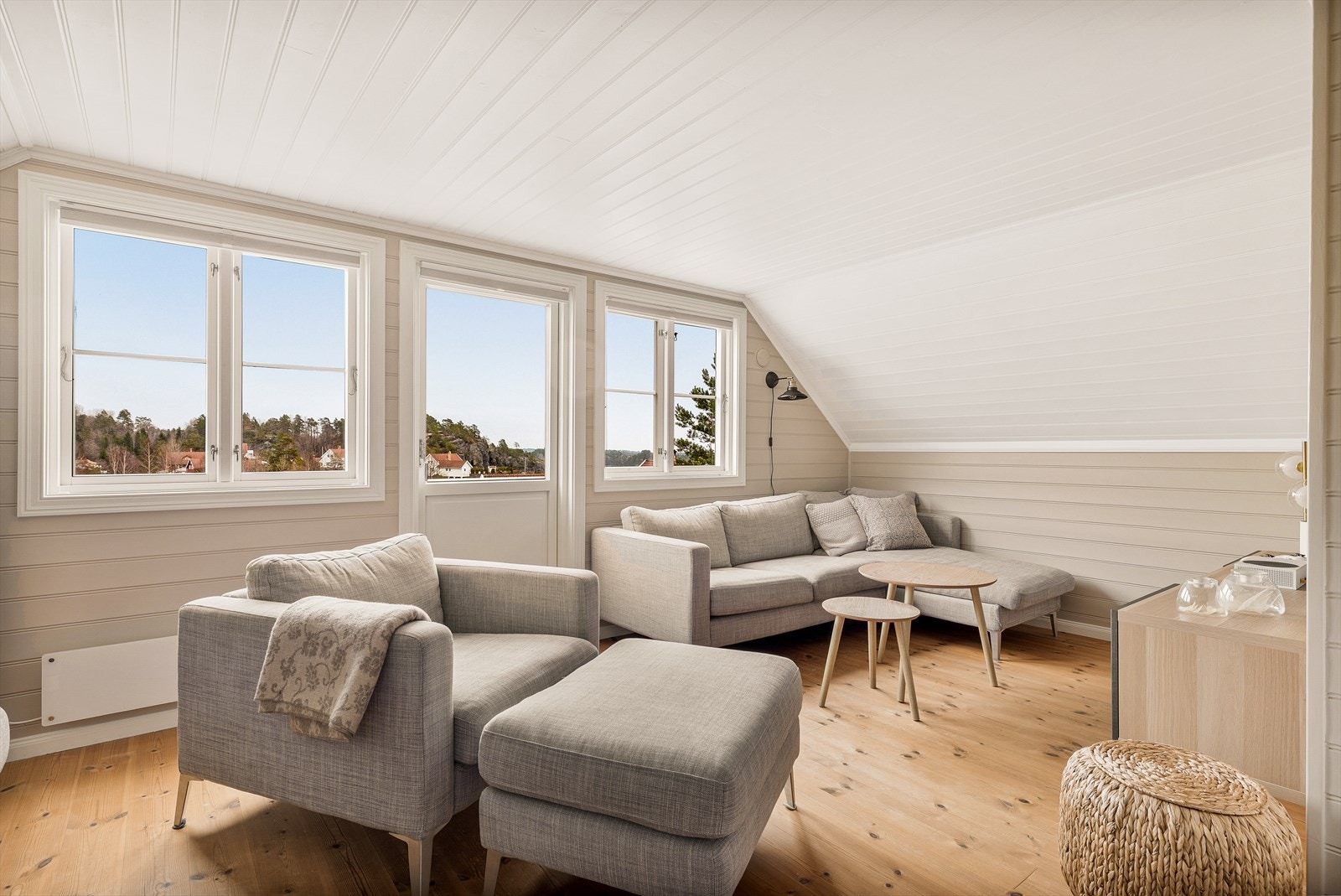 Fra loftstuen er det utgang til en balkong på cirka 11 m². Galleribilde