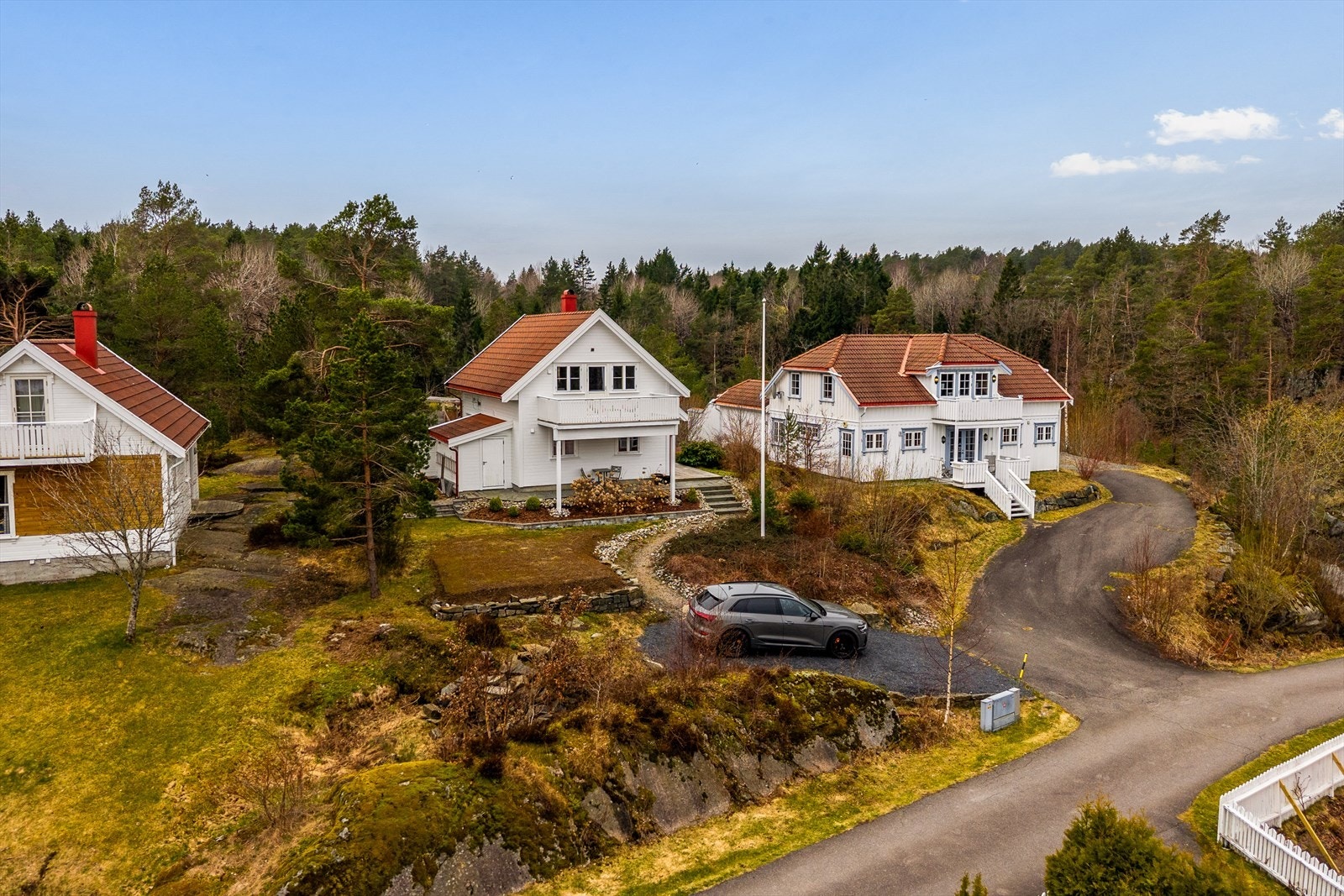 Eiendommen ligger i et skrånende terreng, noe som gir gunstige forhold for naturlig avrenning. Galleribilde