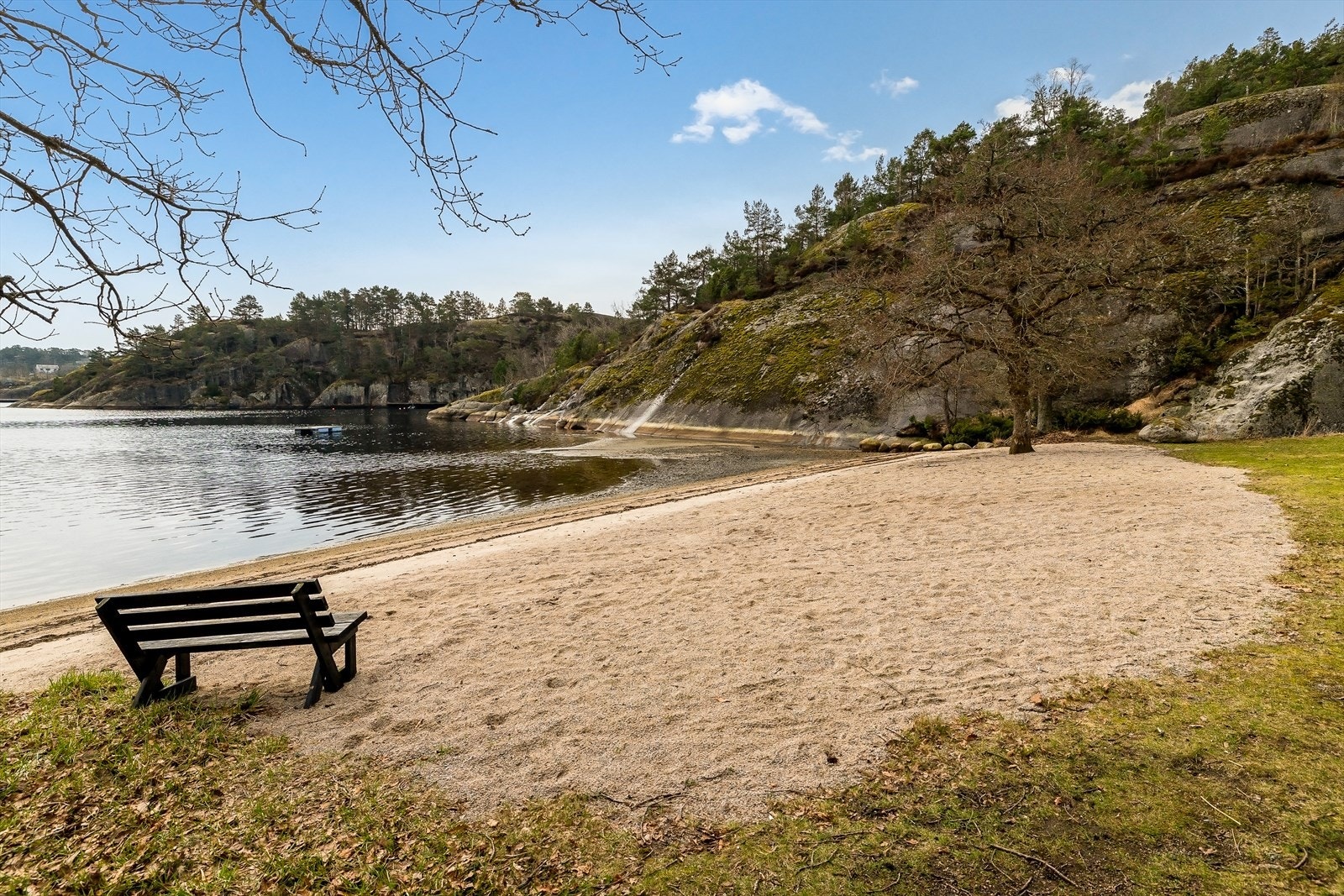 Barnevennlig sandstrand på fellesområdet. Galleribilde