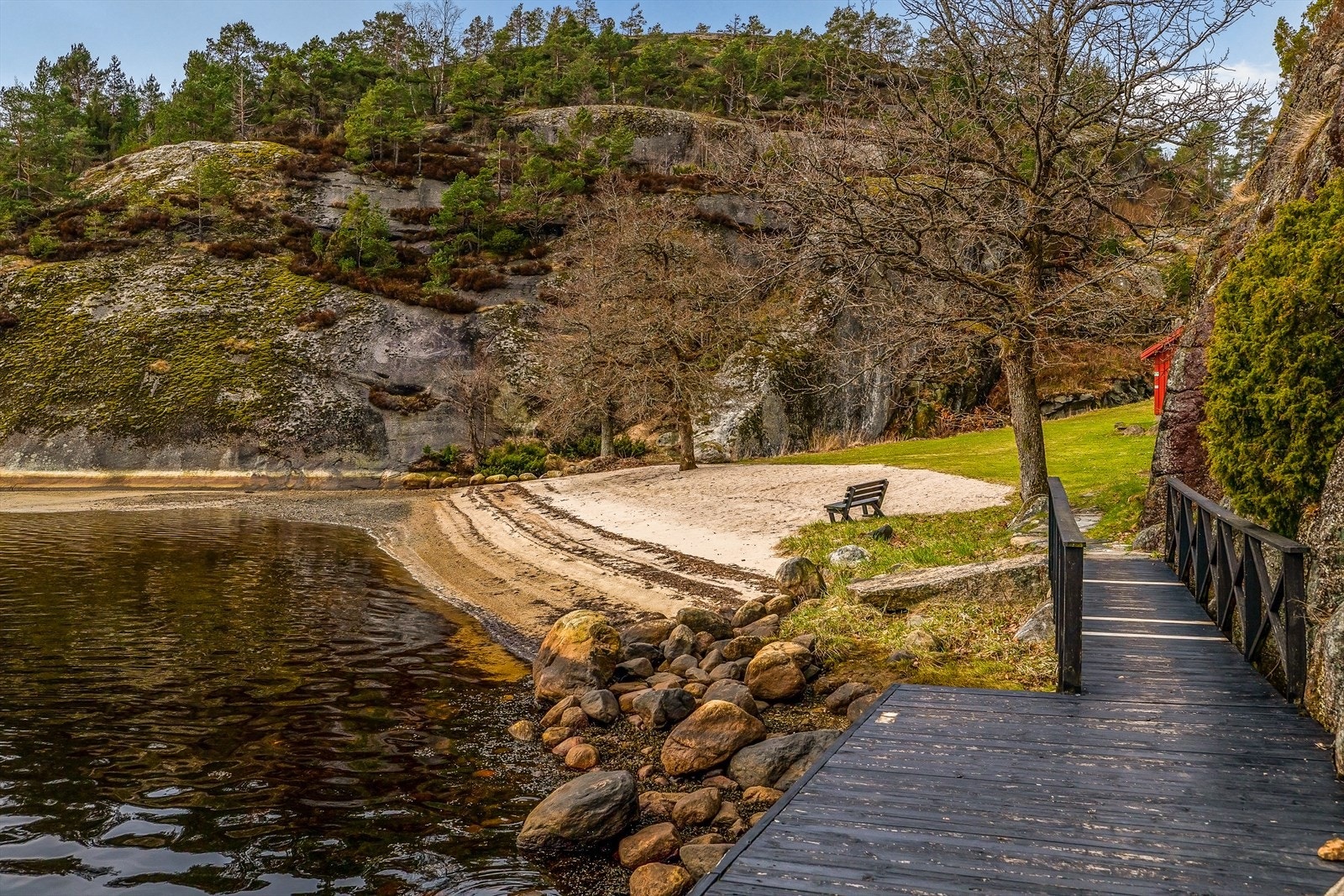 Fra stranden går det en gangvei langs svabergene. Galleribilde