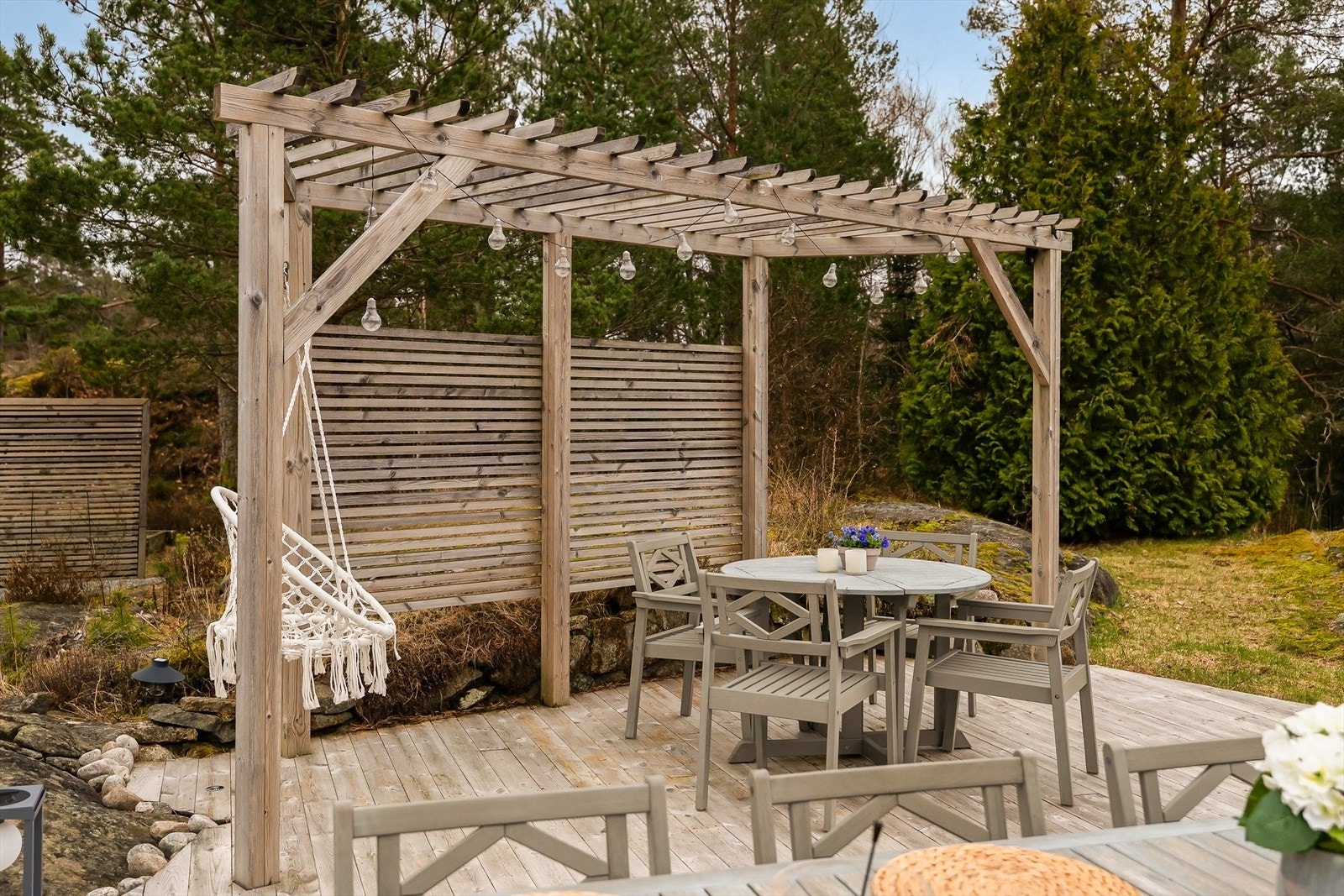 En pergola skaper en lun og definert sone på den store treterrassen. Galleribilde