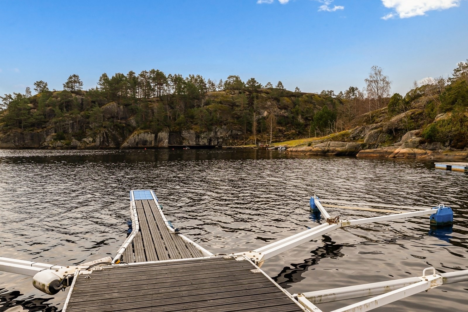 Båtplassen er ytterst på bryggen (nr 17) Galleribilde