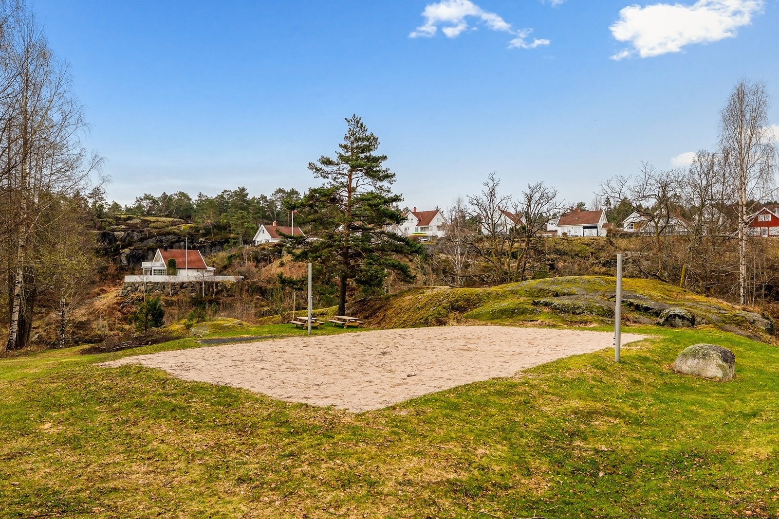 I tillegg til strand og brygger, finnes det også sandvolleyballbane på fellesområdet. Galleribilde