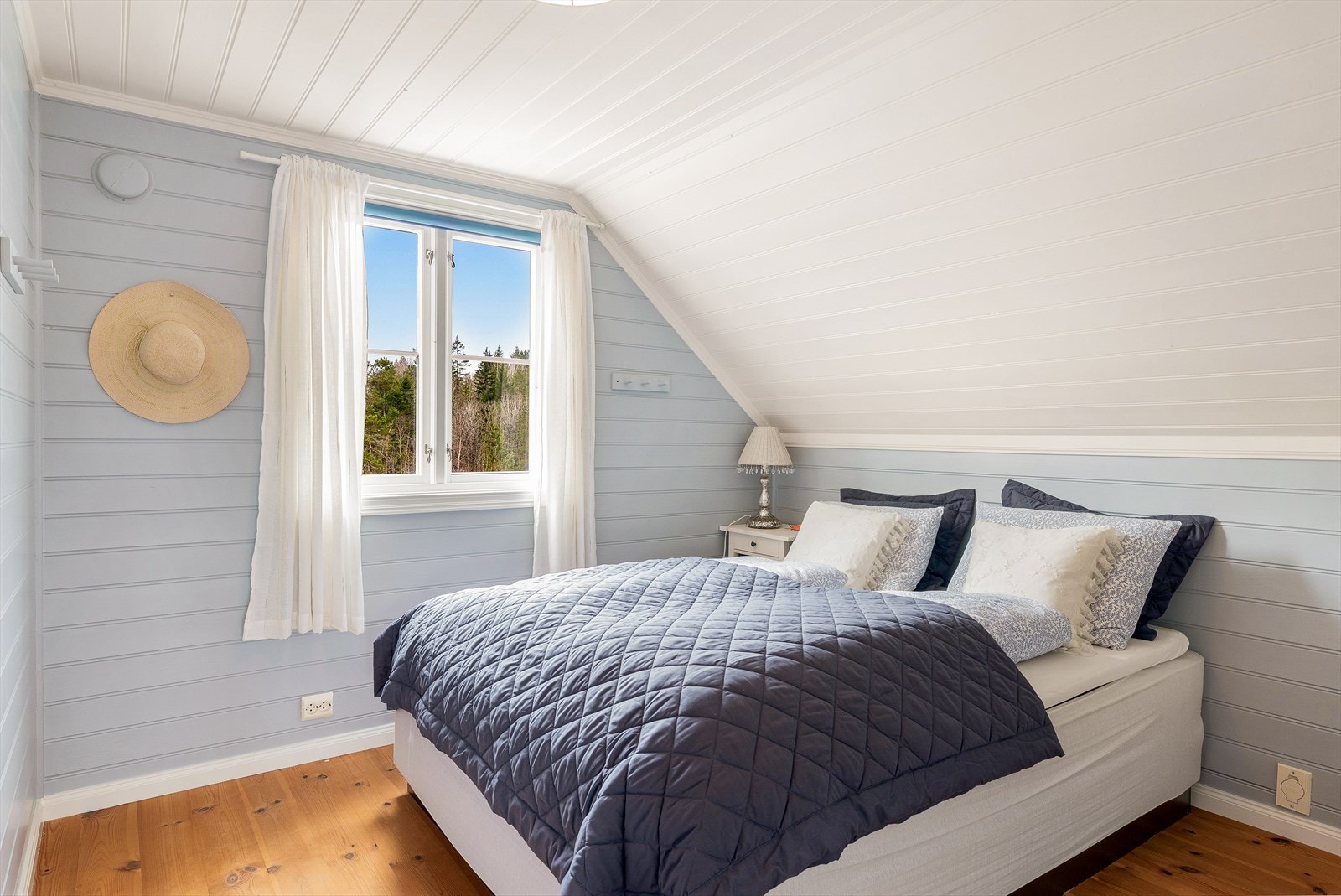Vinduer i tre med koblede glass slipper inn dagslys. Galleribilde