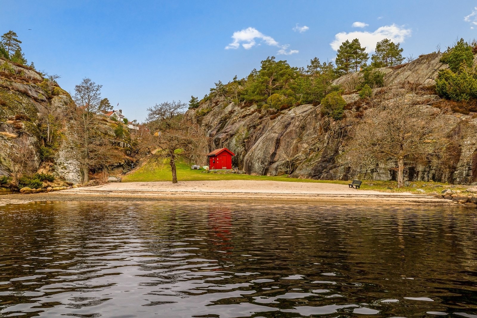Idyllisk og skjermet beliggenhet ved vannet. Galleribilde