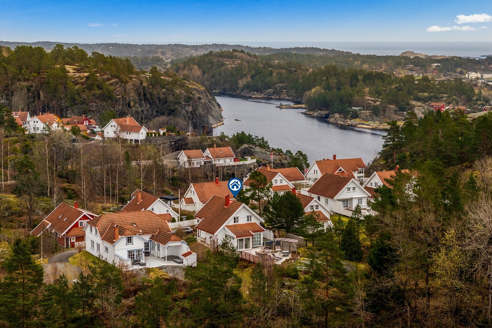 Eiendommen ligger i et etablert hyttefelt med kort vei til badeplasser som Einarsvika, kun 6 minutter unna. Galleribilde