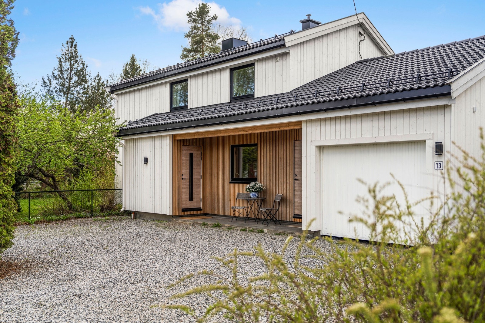 Boligen har en pen og innbydende hovedinngang, i tillegg til en grovinngang. Videre har boligen integrert garasje med adkomst til boligens underetasje Galleribilde