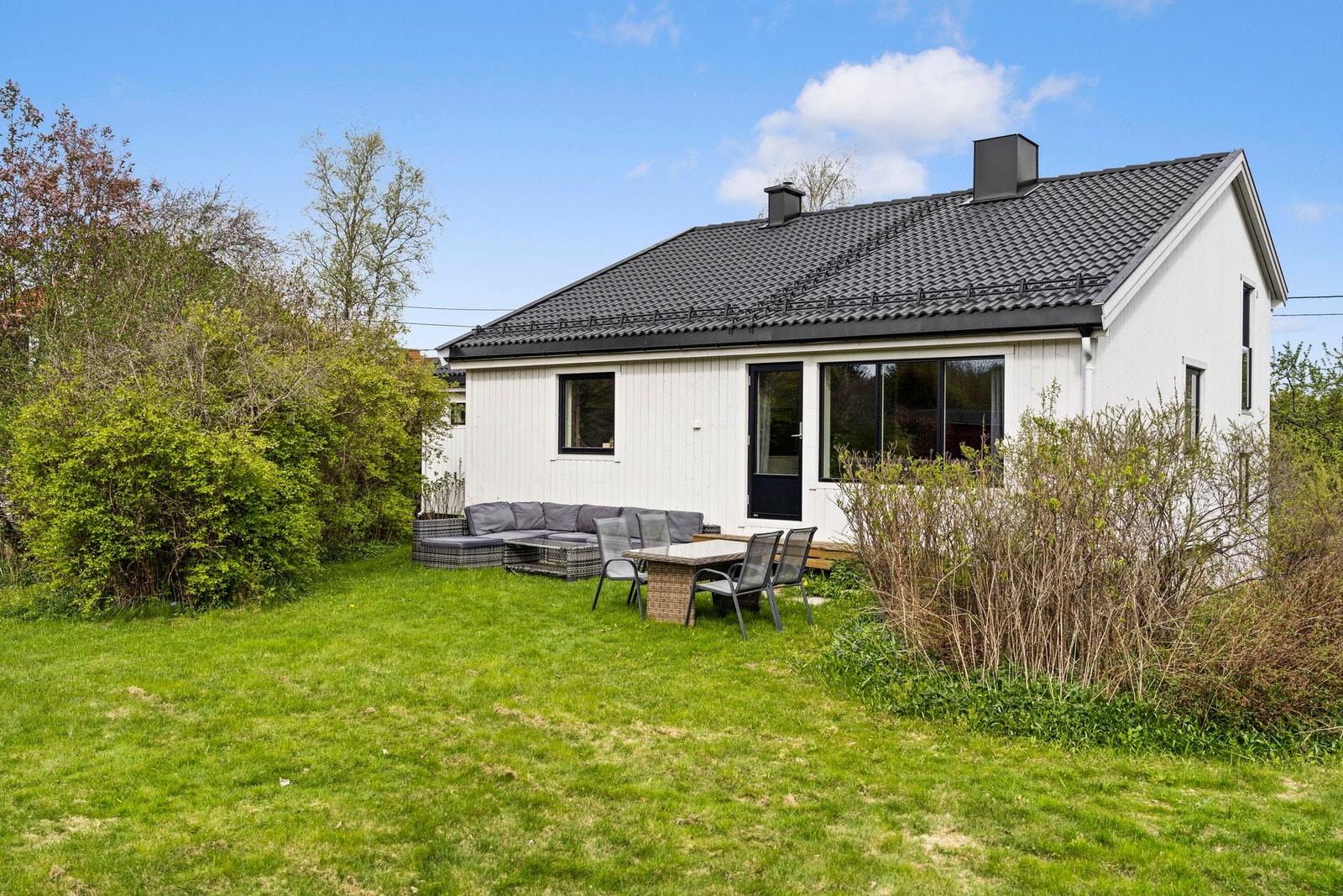 Flat og fin tomt - solrik fra tidlig morgen til sen kveld Galleribilde