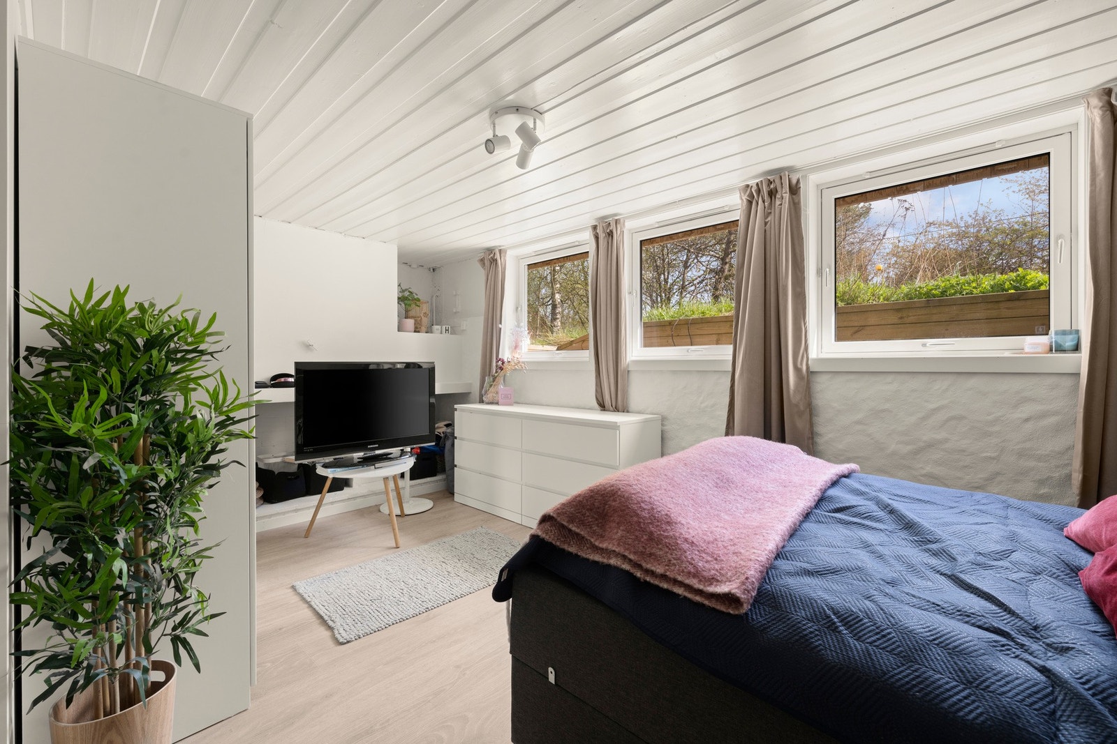 Hyggelig kjellerstue med ildsted eller et stor ungdomsrom. Det ligger vann og avløpsledninger klart i veggen ved soverommet som gir underetasjen flerbruksmuligheter Galleribilde