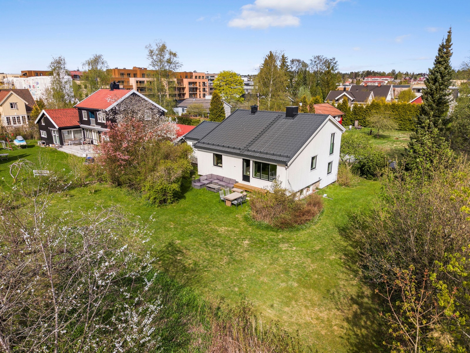 Det er få eiendommer i Ås sentrum som kan skilte med en tomt på 1.2mål - hagen er 100% inngjerdet Galleribilde