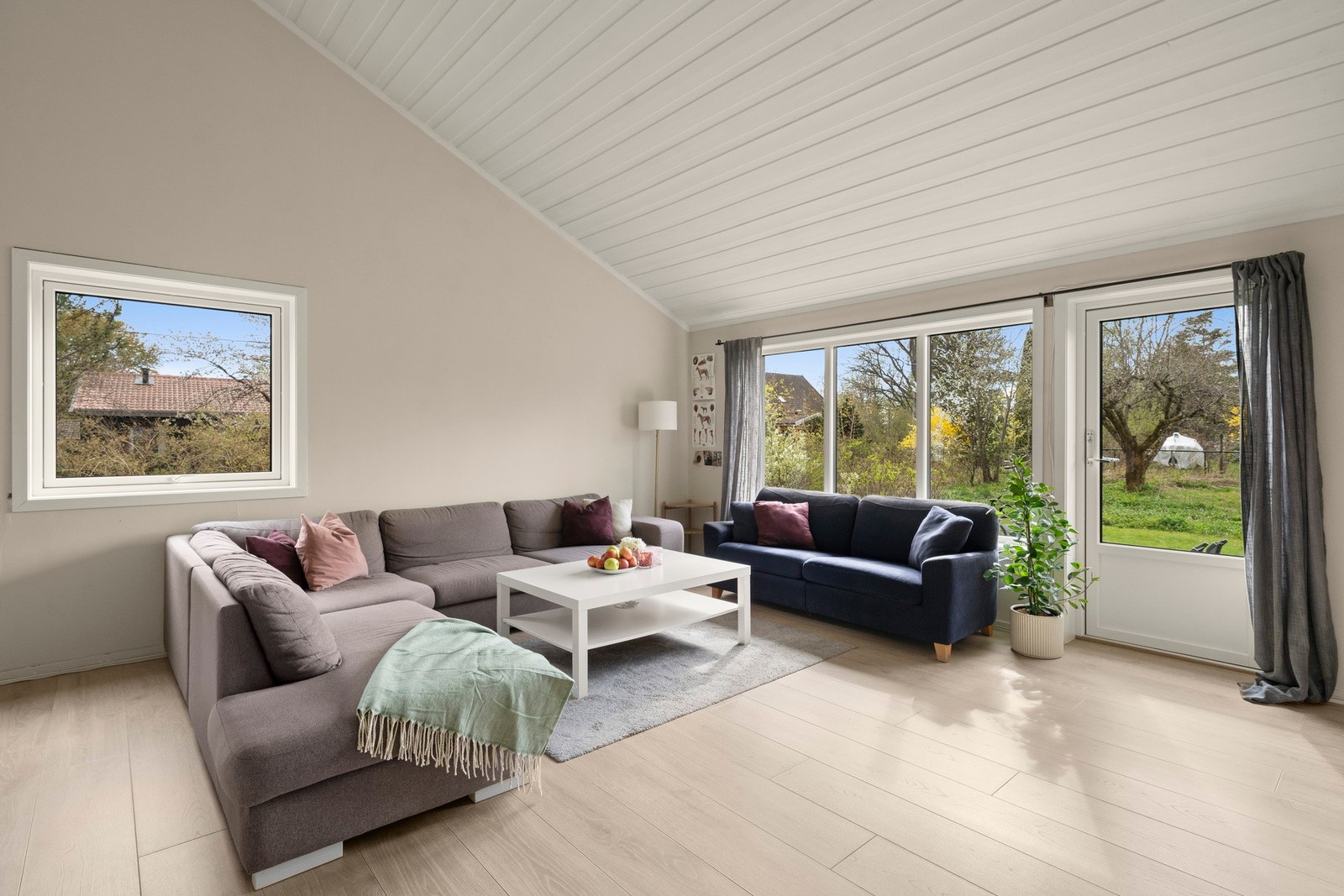 Fra stuen er det utgang til hagen - hage er inngjerdet Galleribilde