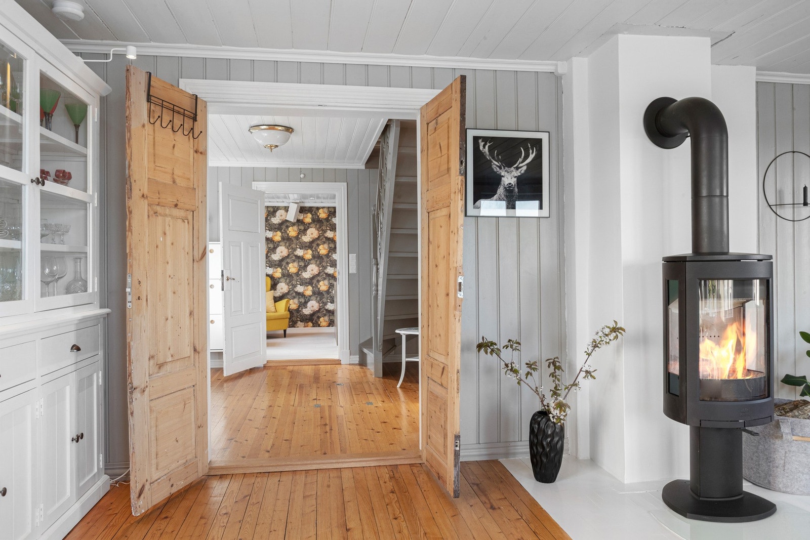 Fra gangen inn til stuen med nymontert peis Galleribilde
