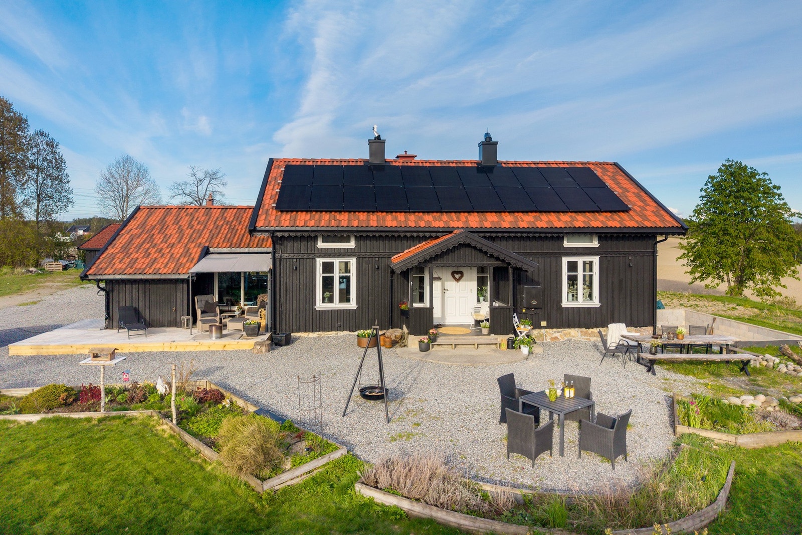 Uteområde ved inngangsparti - solceller på tak Galleribilde