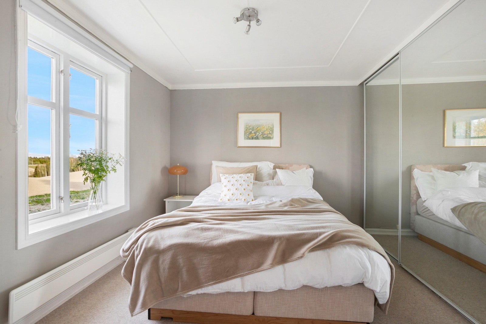 Gjesterom / soverom med skyvedørsgarderobe Galleribilde