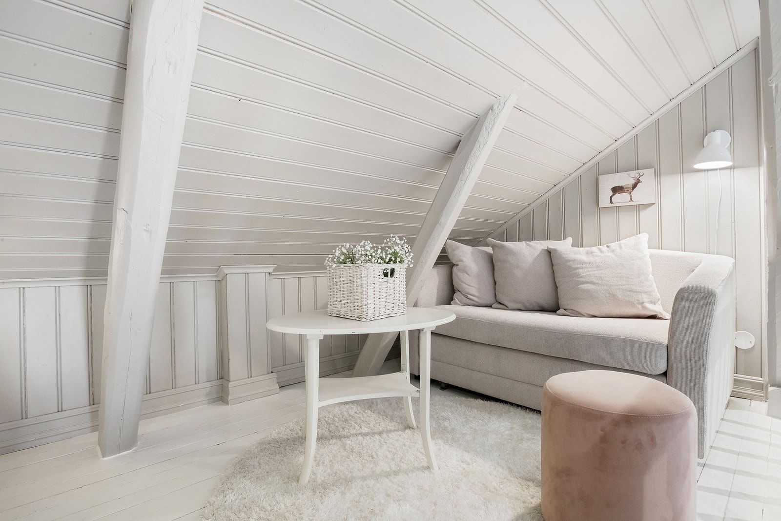 Sovesofa for gjester på loftstue Galleribilde