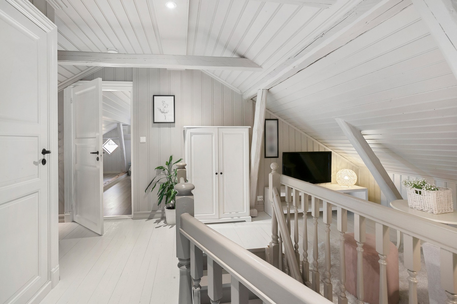 Fra loftstue mot soverom Galleribilde