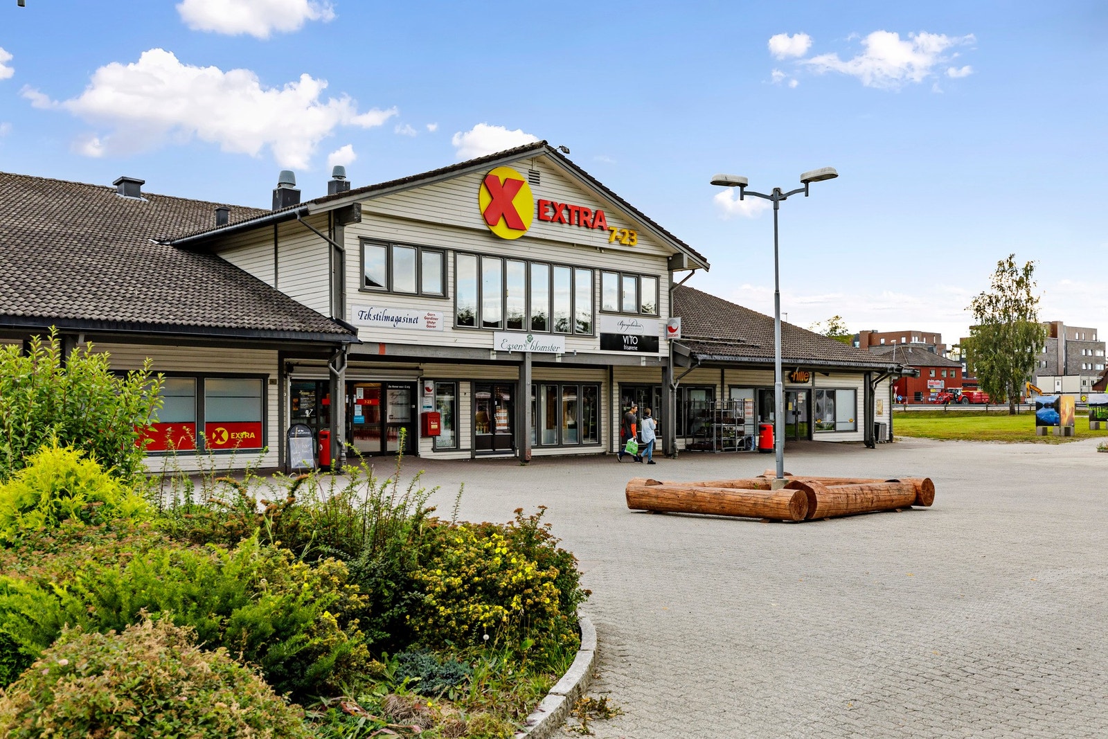 Spydeberg Torg med apotek, mat og kles butikk Galleribilde