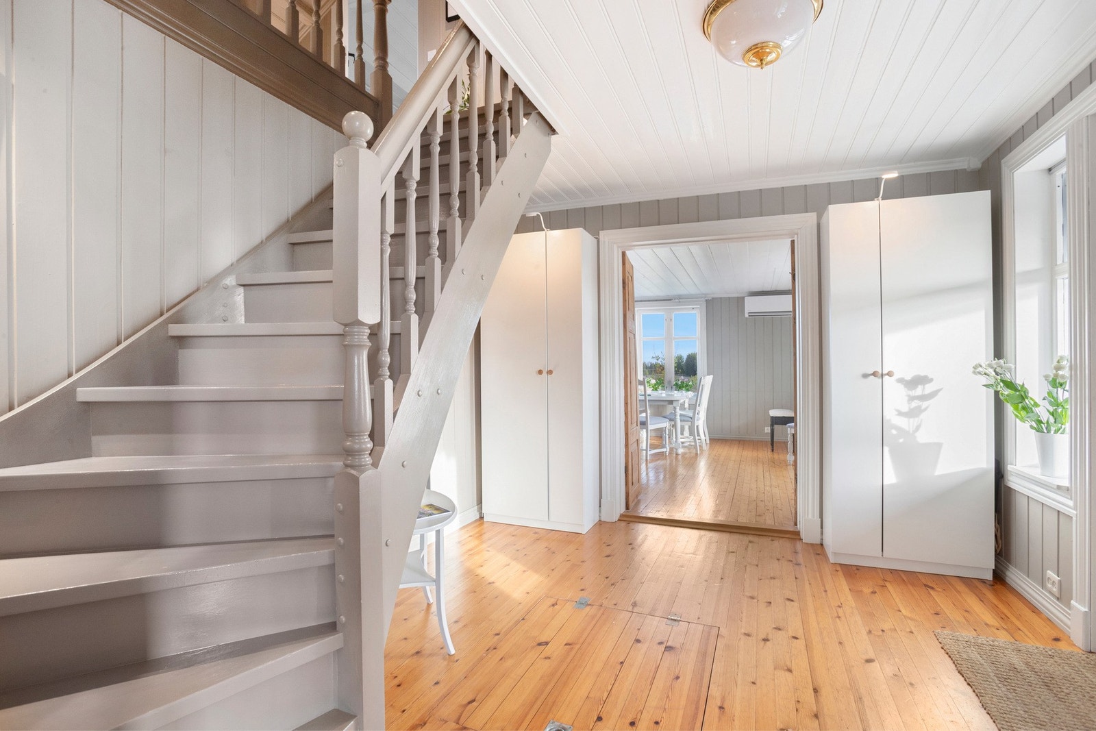 Trapp opp til 2. etasje fra gangen Galleribilde