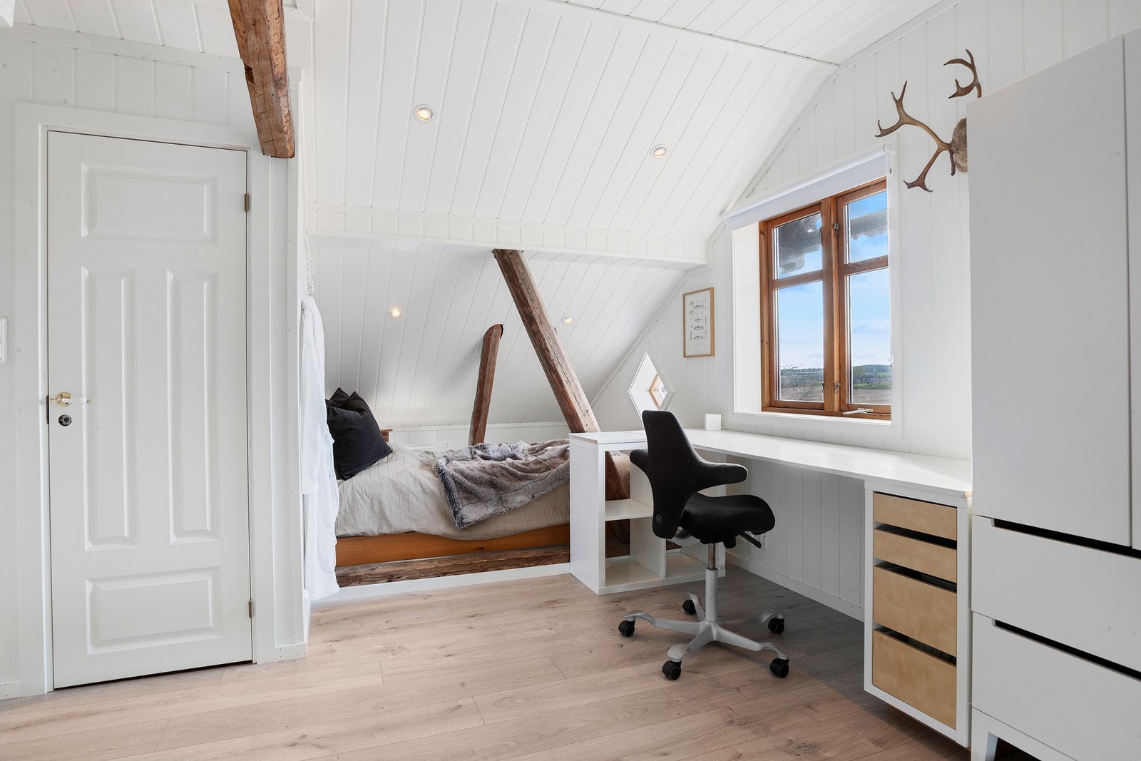 Soverom med arbeidsbord og inngang til bod Galleribilde