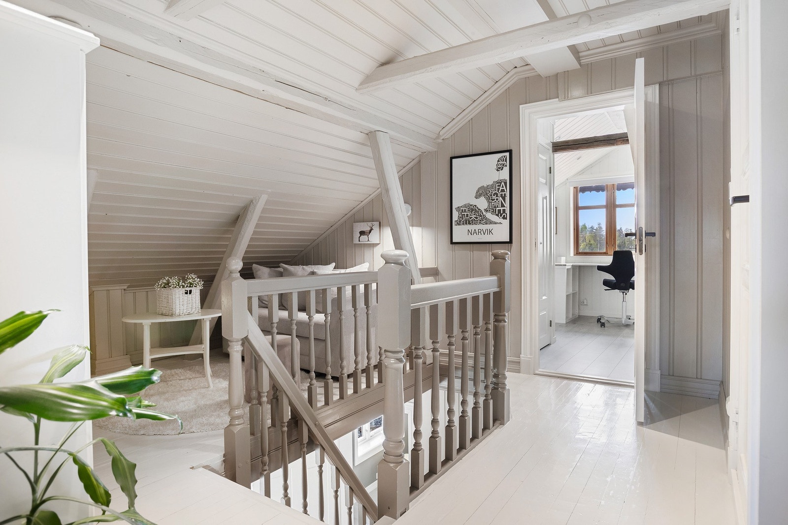 Loftstue midt mellom 2 soverom og bad Galleribilde