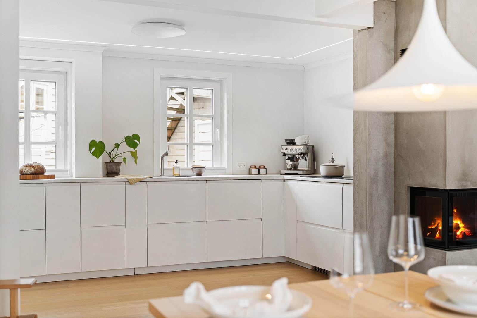 Moderne kjøkken med rikelig skap- og benkeplass. Galleribilde