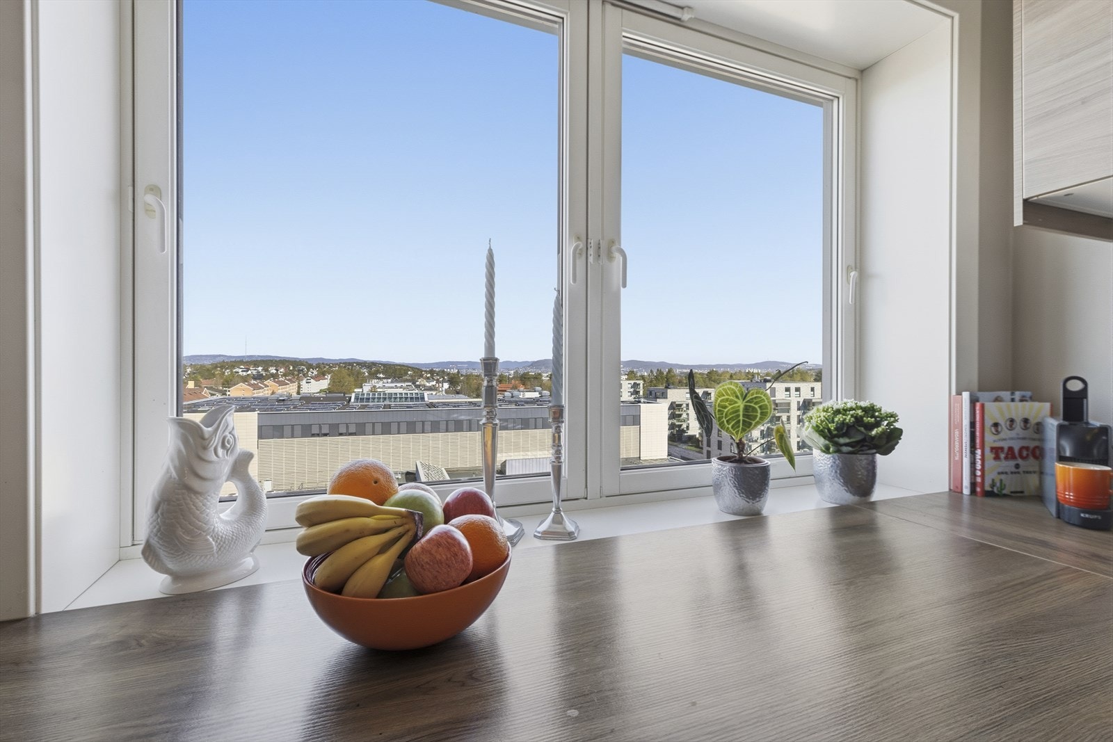 Leiligheten ligger høyt og luftig til i 11. etasje med fantastisk utsikt. Galleribilde