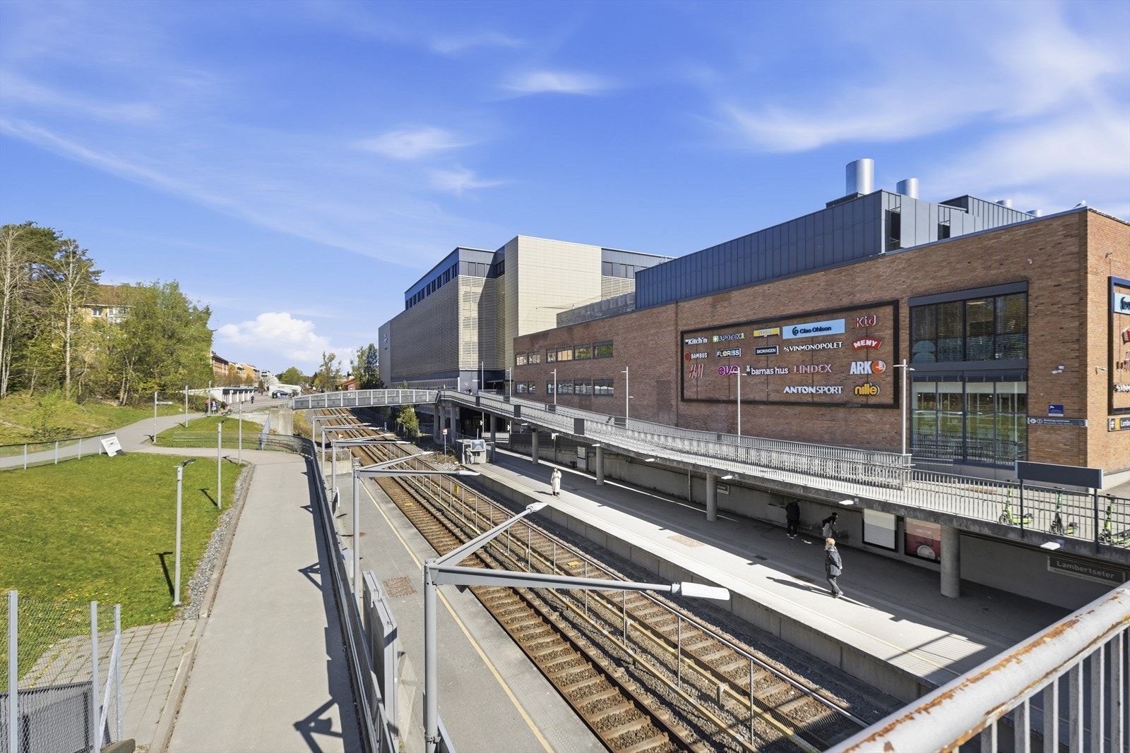 Kollektivtilbudet er svært godt, med kort gangavstand til Lambertseter T-banestasjon som tar deg til Oslo sentrum på ca. 20 minutter. Galleribilde