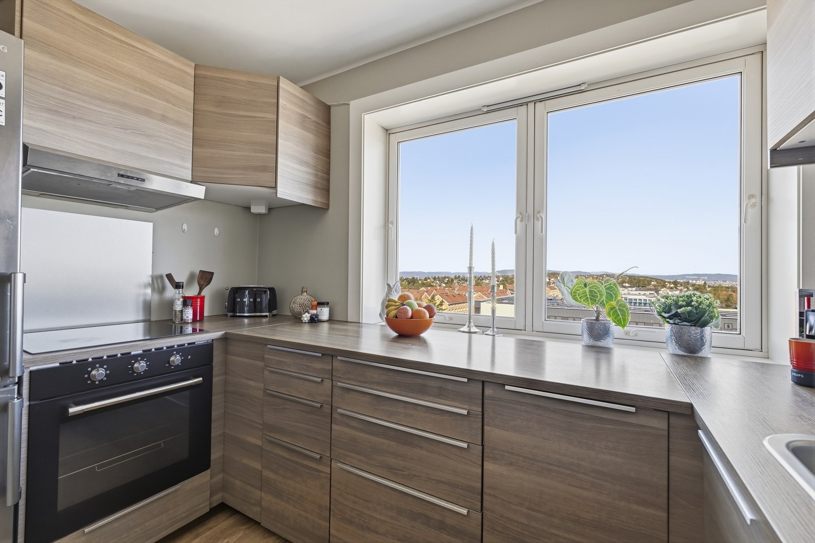 Kjøkken med integrert komfyr, platetopp, oppvaskmaskin og micro. Dette medfølger salget. Galleribilde