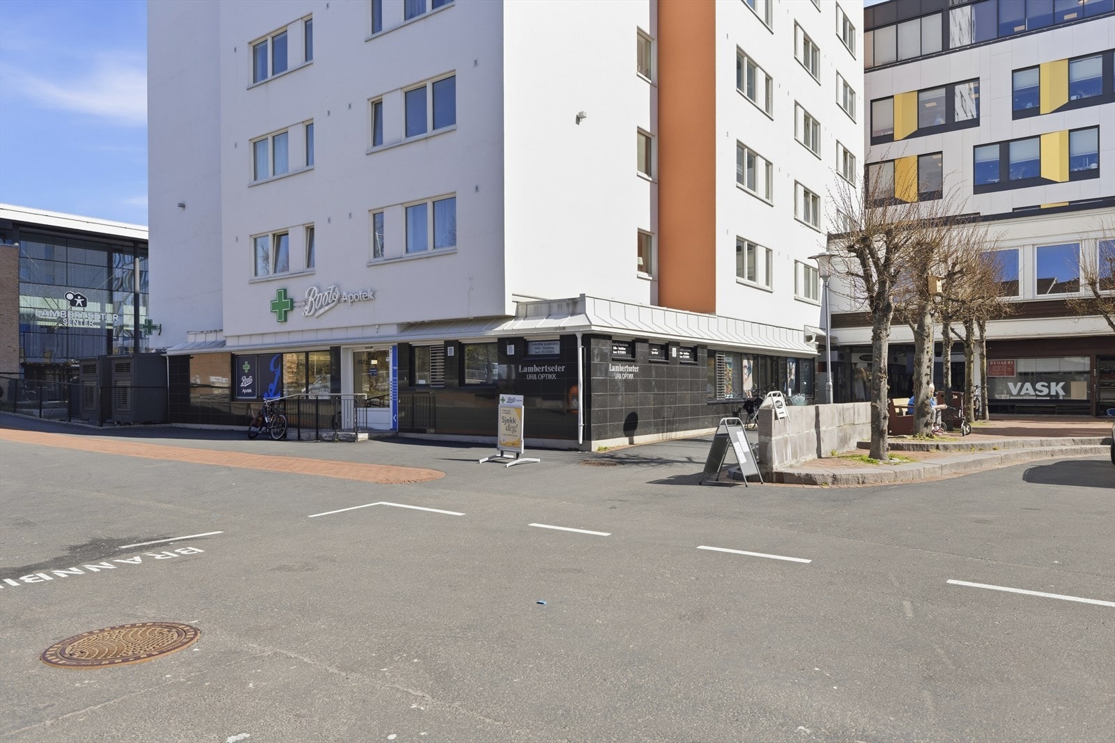 Forretningsgård på bakkeplan og leiligheter på 11 etasjer over. Galleribilde