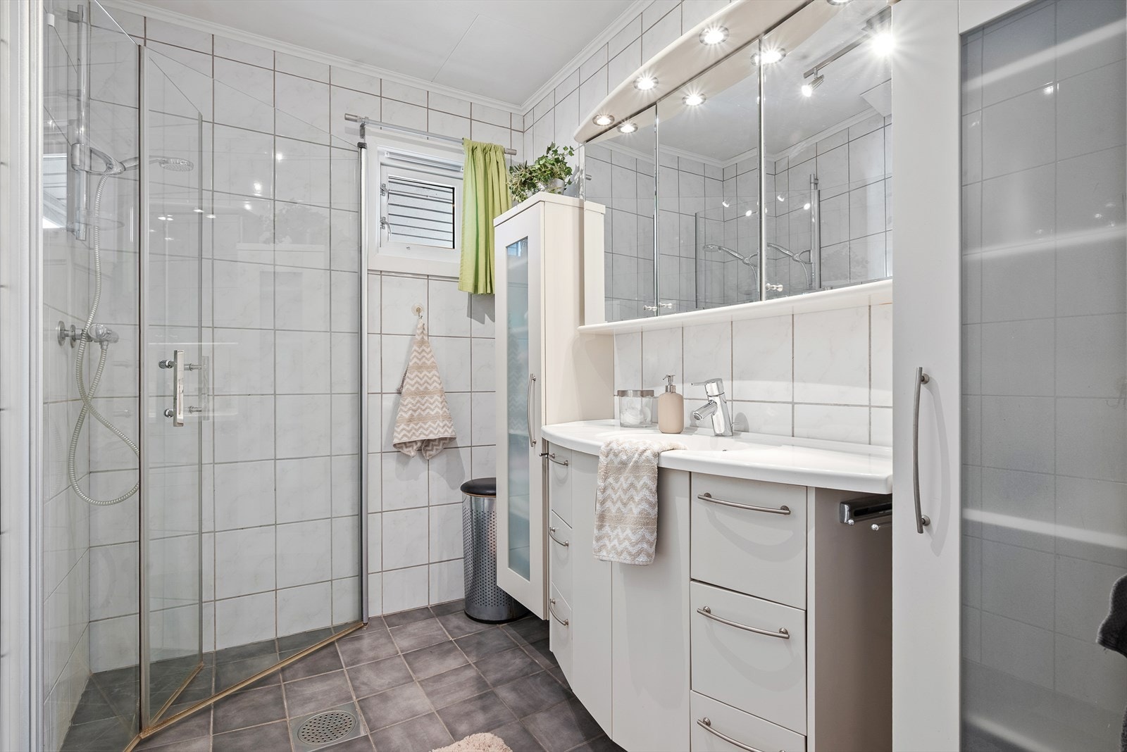 Det er bad i begge etasjene. Badet i 1. etg. er praktisk plassert ved de tre soverommene. Galleribilde
