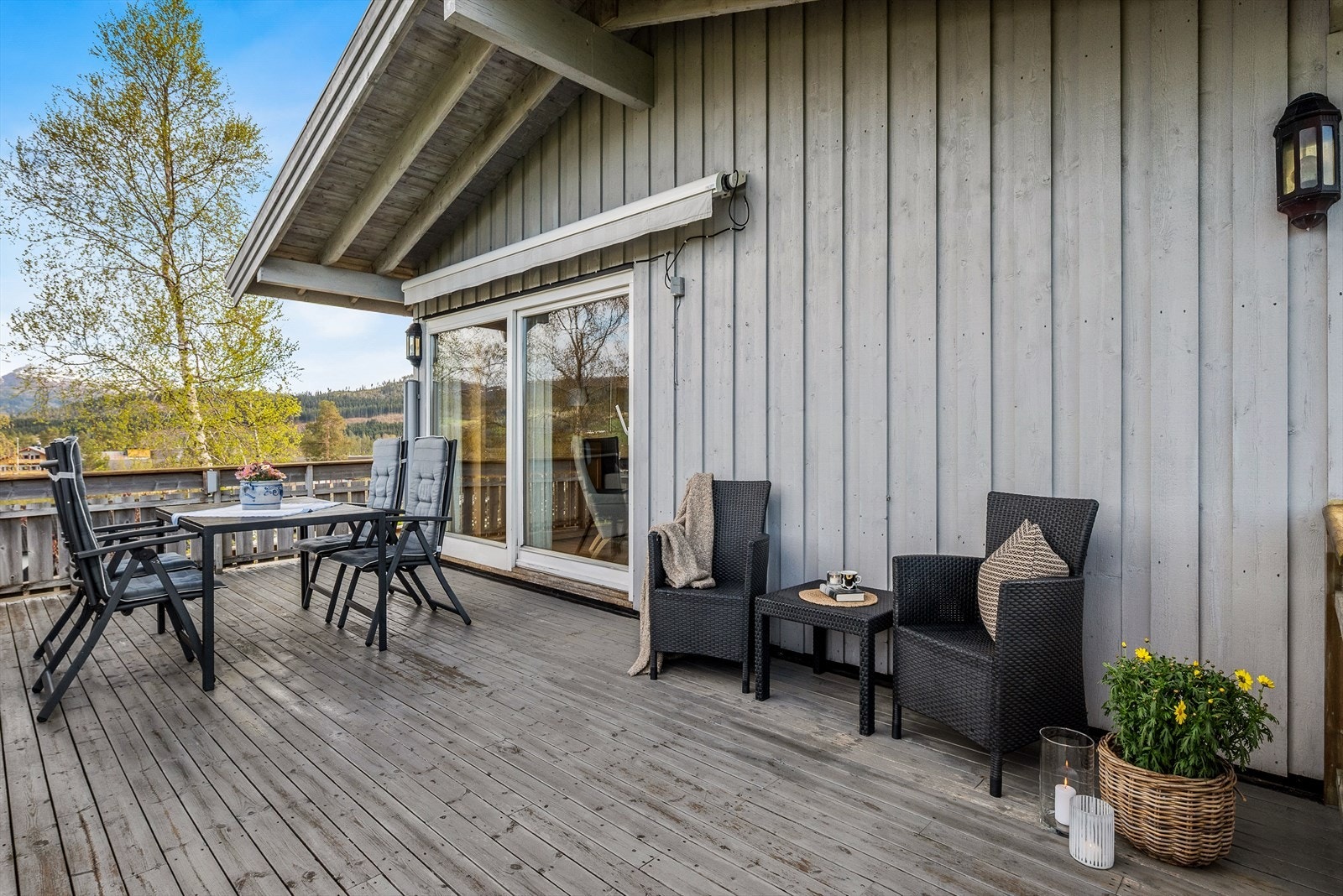 Boligen har til sammen 3 markiser. 2 på stuen og 1 over veranda. Den over veranda er motorisert. Galleribilde