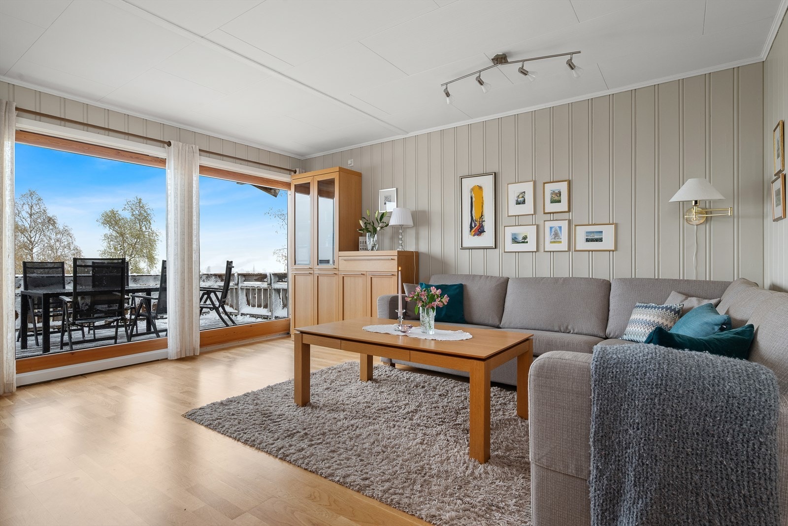 Stua har utgang til terrasse. Galleribilde