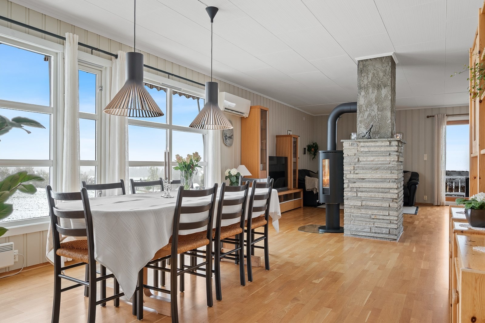 Stua er så romslig at man kan unne seg stor spisestue hvor man kan samle storfamilien- Galleribilde