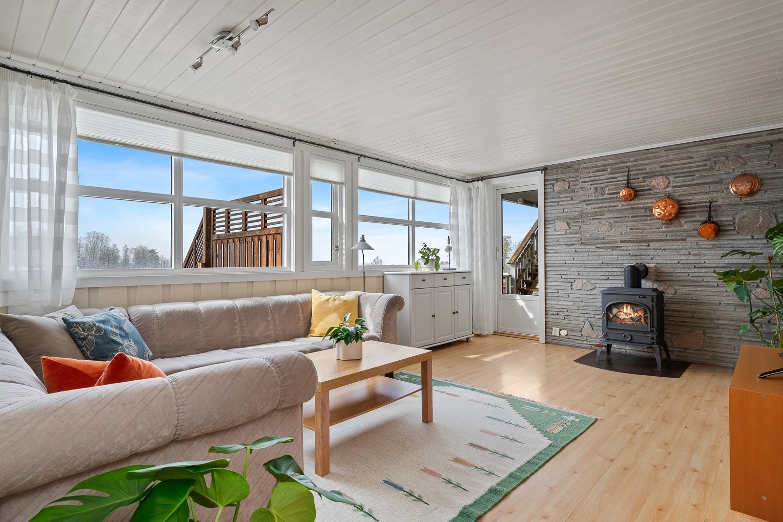 Kjellerstue med store vindusflater som sikrer godt lysinnslipp. Her er det utgang til uteplass. Galleribilde