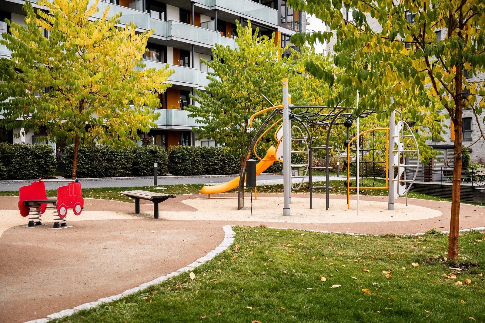 Herlig fellesområde med lekeplass og plen. Galleribilde