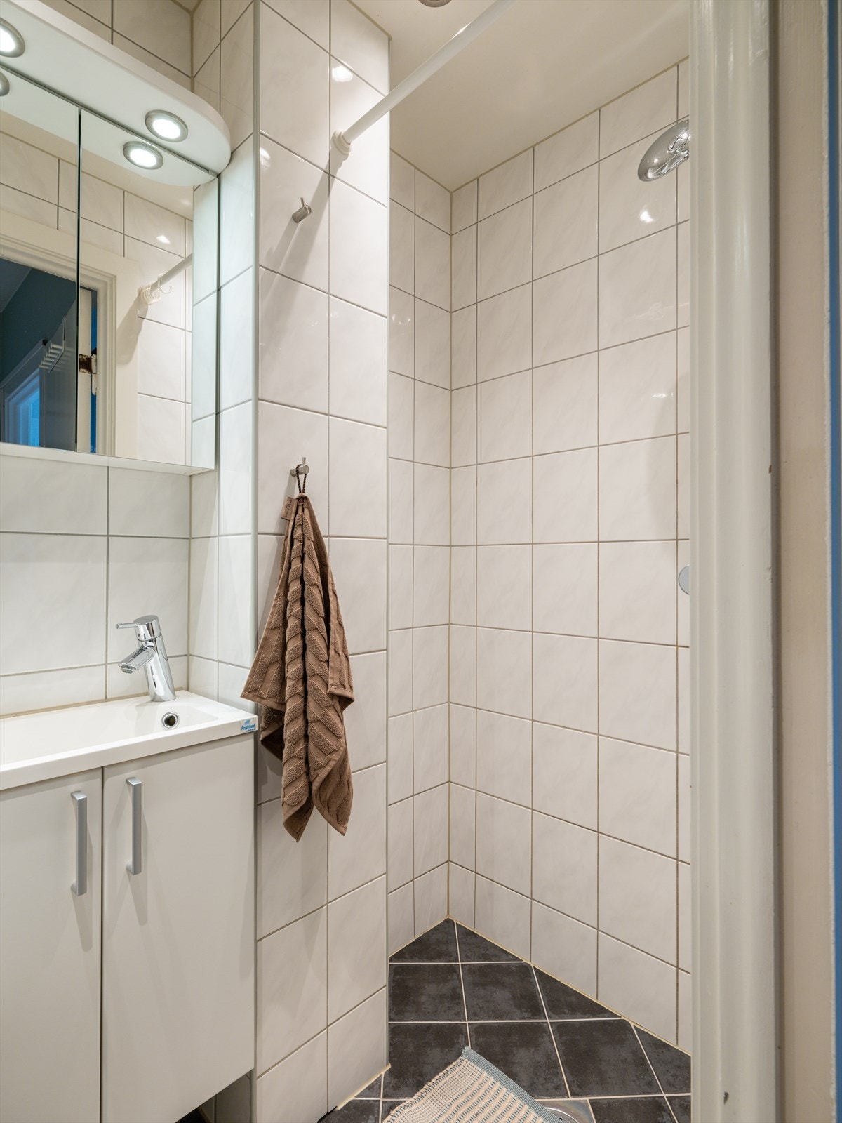 Badet har downlights i himlingen og integrert belysning over speilet. Galleribilde