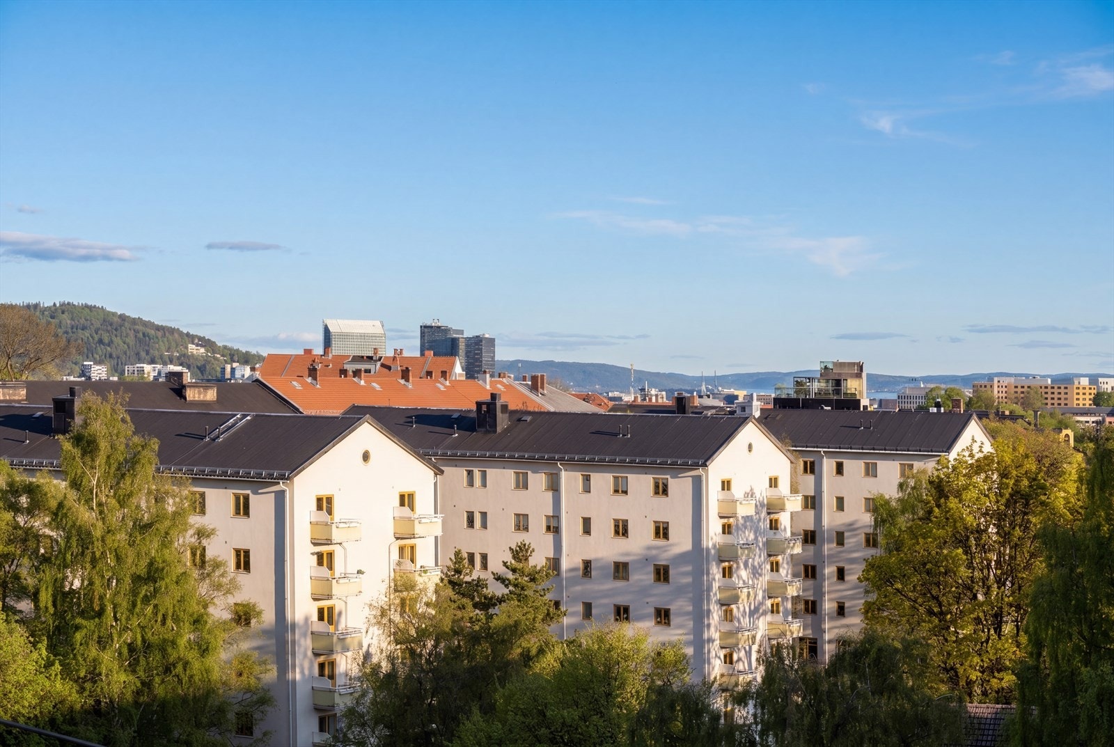 Balkongen har et hyggelig utsyn hvor sjøen kan anes i horisonten. Galleribilde