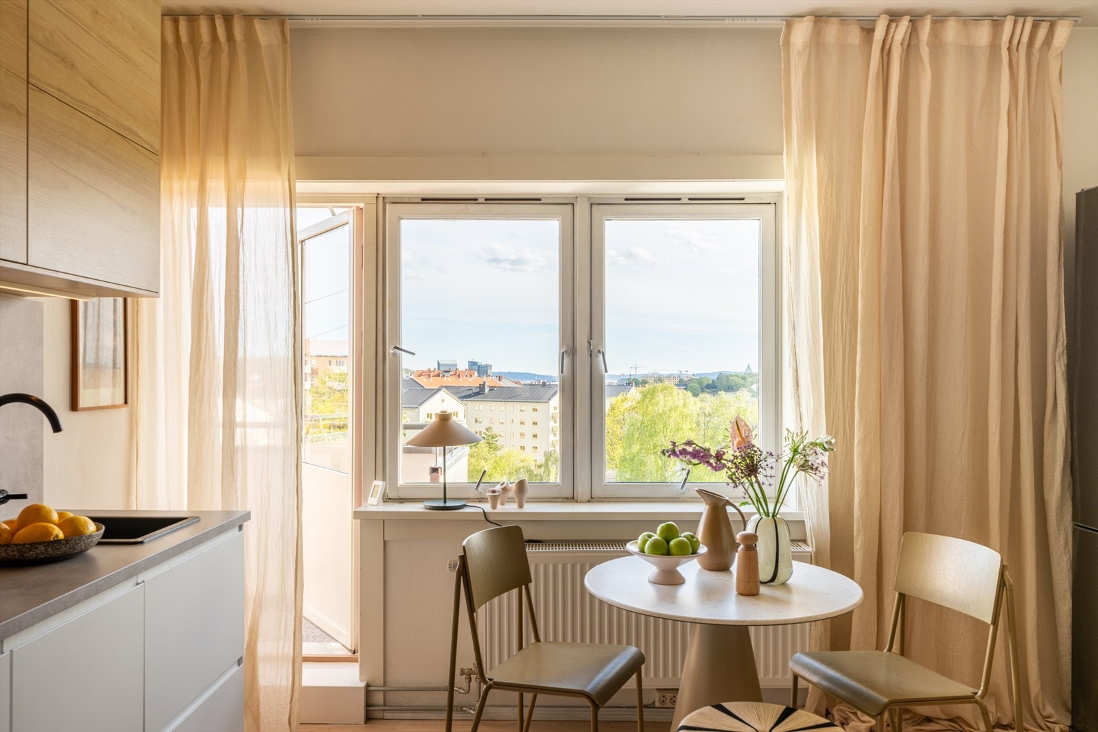 Kjekt å vite er at leiligheten varmes opp via radiatorer tilknyttet fjernvarme. Galleribilde
